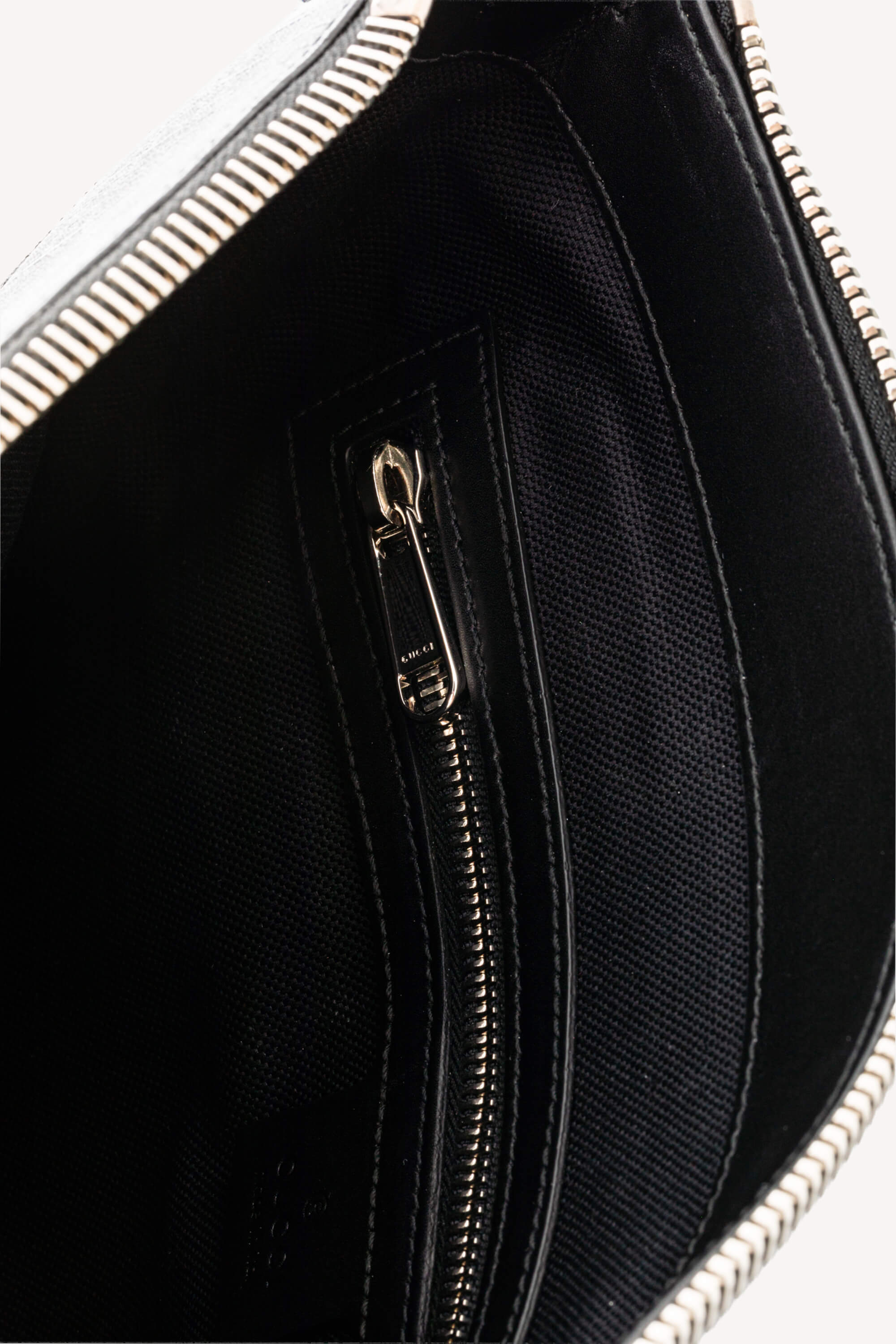 <span style="font-size: 10px;letter-spacing: .15em">HARD TO FIND</span><br>            <strong>GUCCI</strong><br>            <div style="margin-top:10px;font-size:16px">GG Black Small Messenger bag in black GG Supreme</div><br> - Image 8