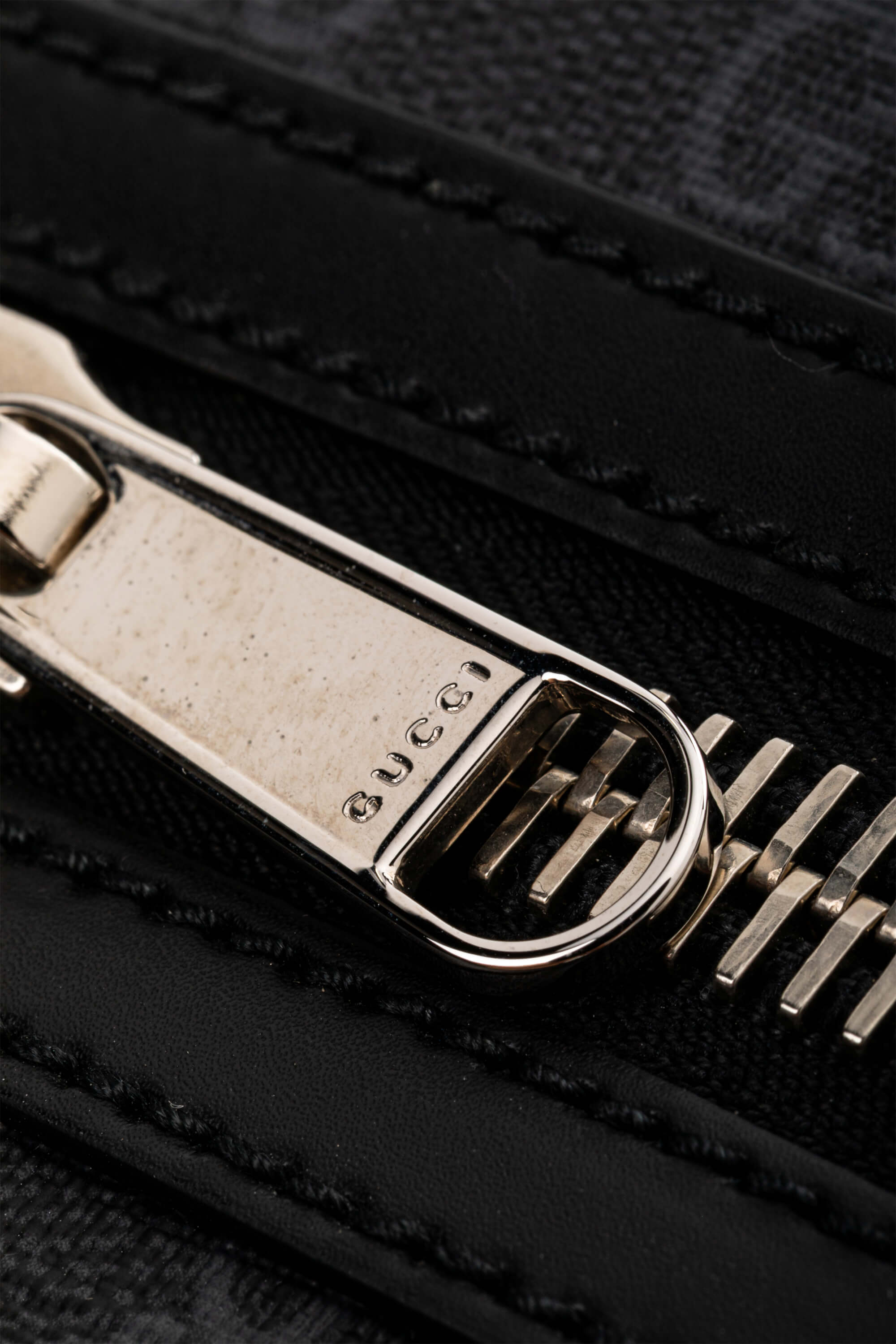 <span style="font-size: 10px;letter-spacing: .15em">HARD TO FIND</span><br>            <strong>GUCCI</strong><br>            <div style="margin-top:10px;font-size:16px">GG Black Small Messenger bag in black GG Supreme</div><br> - Image 17