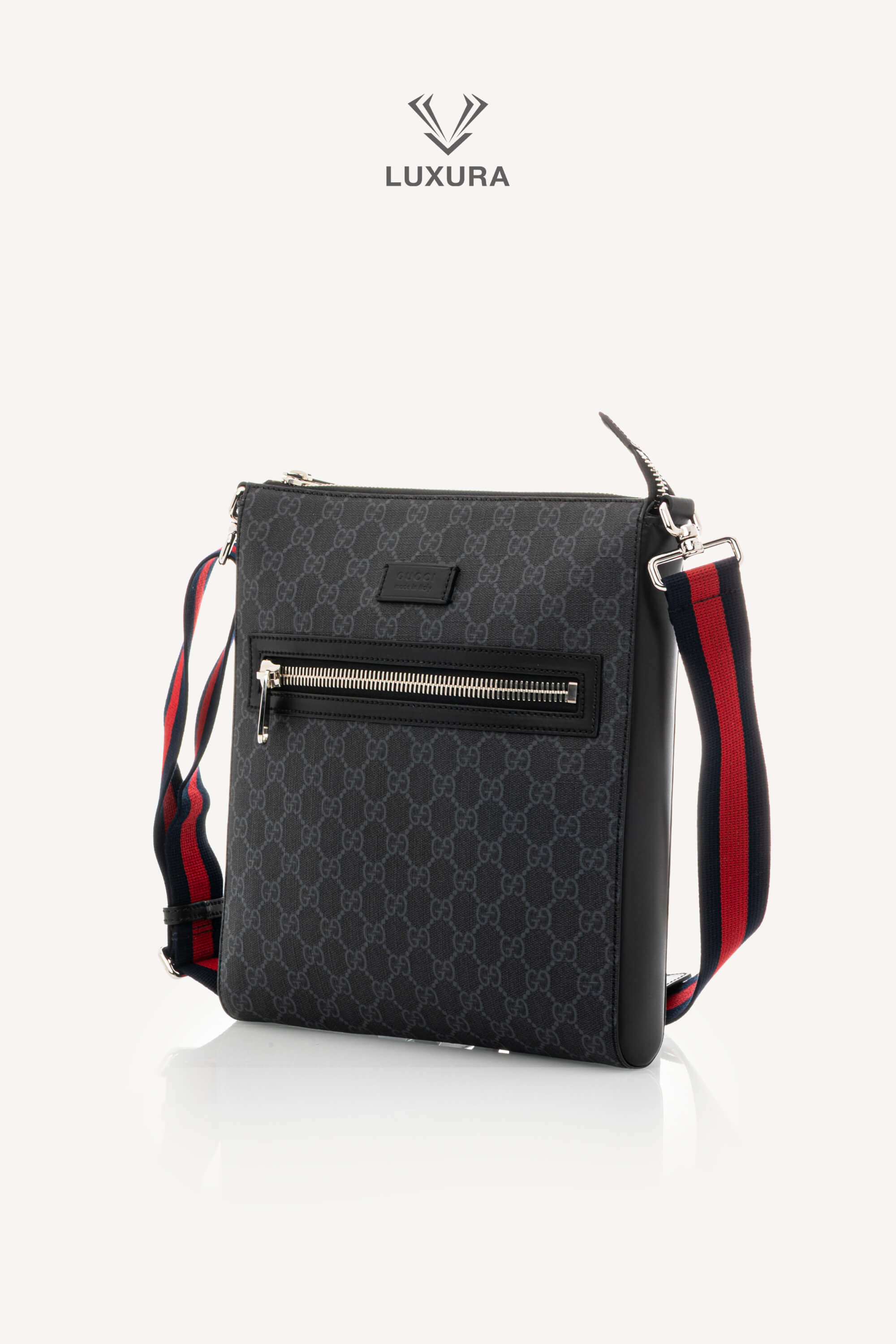 <span style="font-size: 10px;letter-spacing: .15em">HARD TO FIND</span><br>            <strong>GUCCI</strong><br>            <div style="margin-top:10px;font-size:16px">GG Black Small Messenger bag in black GG Supreme</div><br> - Image 6