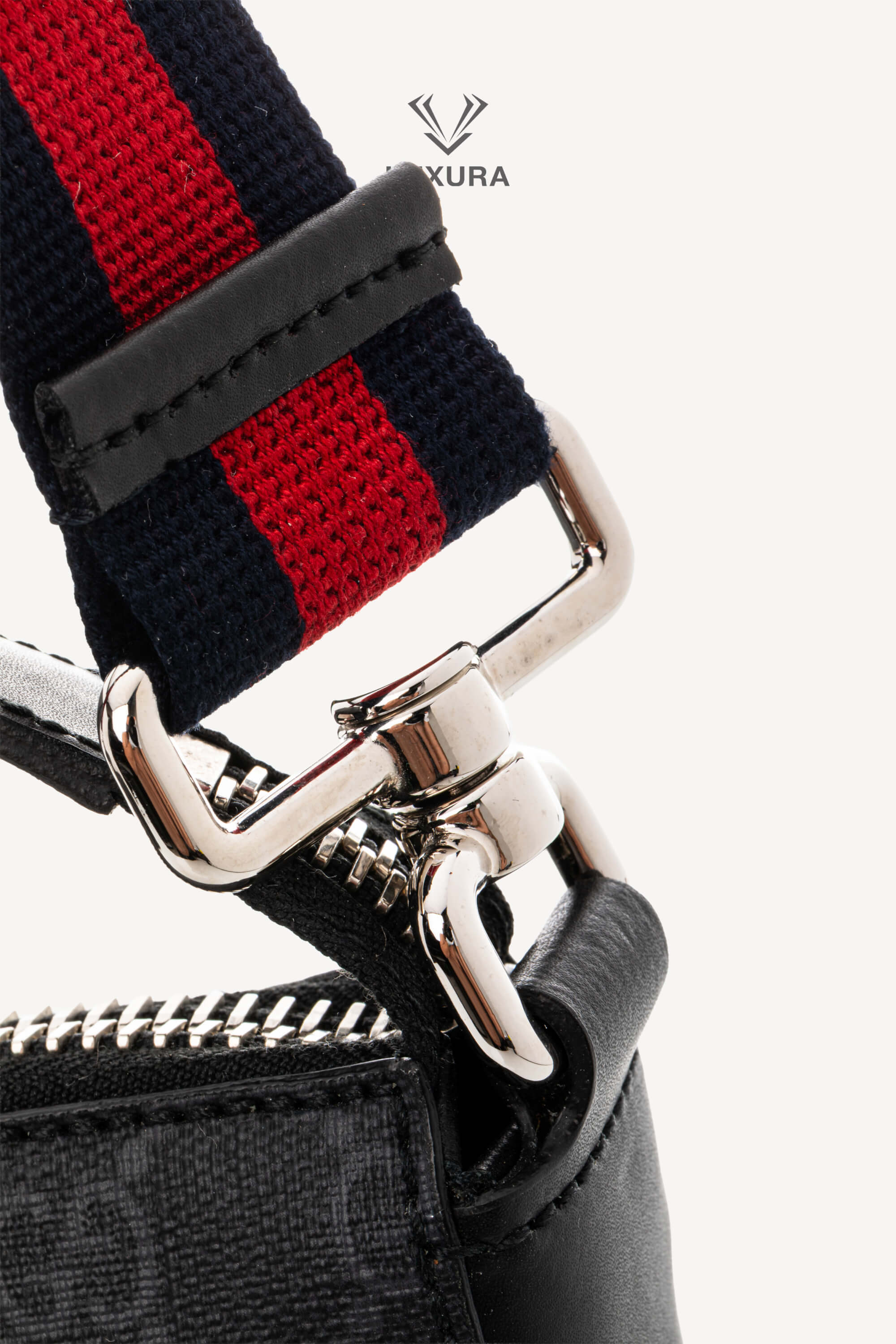 <span style="font-size: 10px;letter-spacing: .15em">HARD TO FIND</span><br>            <strong>GUCCI</strong><br>            <div style="margin-top:10px;font-size:16px">GG Black Small Messenger bag in black GG Supreme</div><br> - Image 12