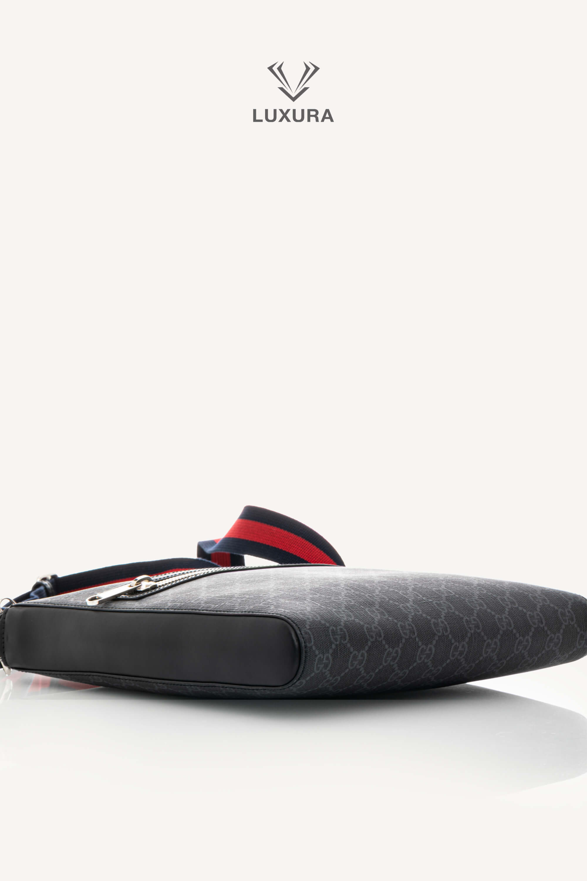<span style="font-size: 10px;letter-spacing: .15em">HARD TO FIND</span><br>            <strong>GUCCI</strong><br>            <div style="margin-top:10px;font-size:16px">GG Black Small Messenger bag in black GG Supreme</div><br> - Image 21