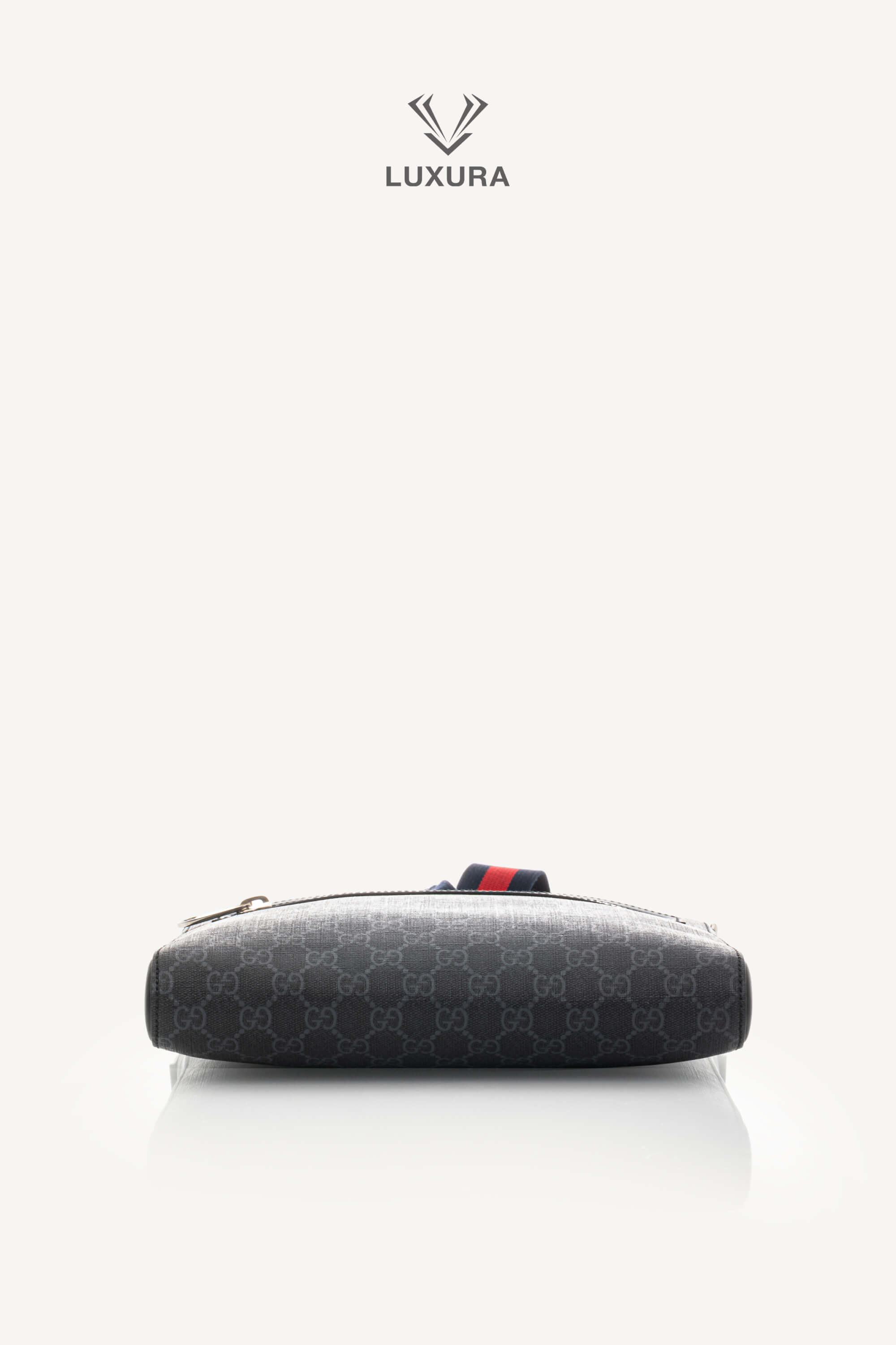<span style="font-size: 10px;letter-spacing: .15em">HARD TO FIND</span><br>            <strong>GUCCI</strong><br>            <div style="margin-top:10px;font-size:16px">GG Black Small Messenger bag in black GG Supreme</div><br> - Image 20
