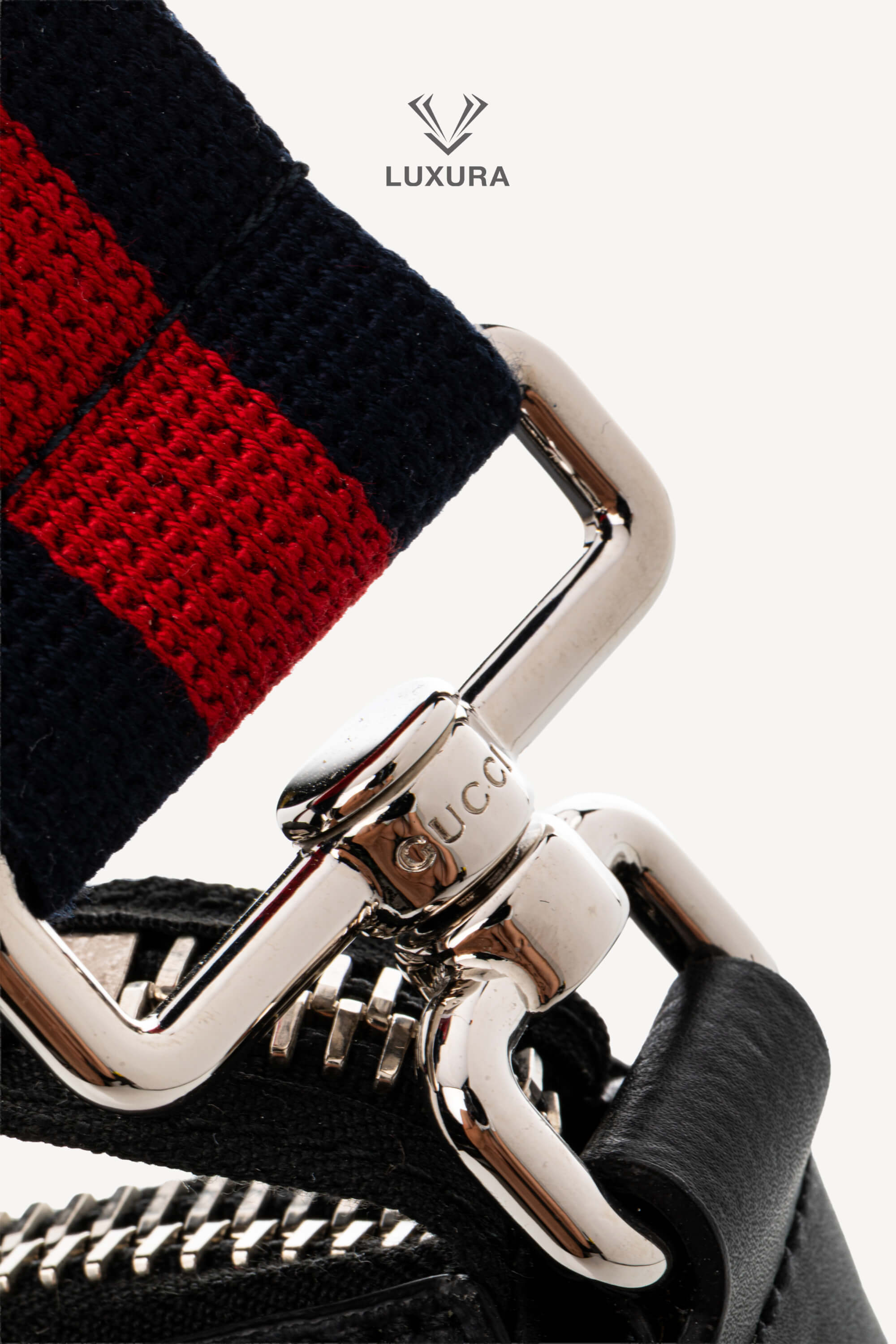 <span style="font-size: 10px;letter-spacing: .15em">HARD TO FIND</span><br>            <strong>GUCCI</strong><br>            <div style="margin-top:10px;font-size:16px">GG Black Small Messenger bag in black GG Supreme</div><br> - Image 14
