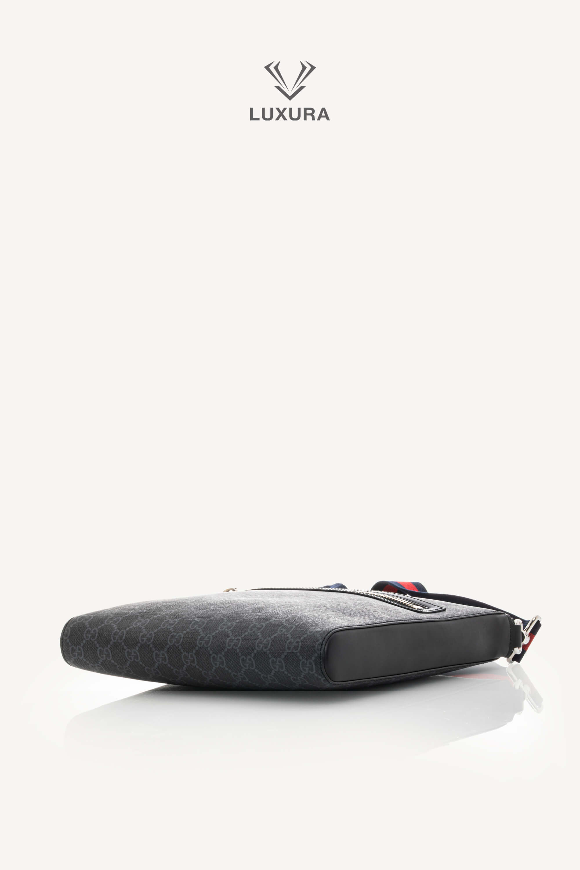 <span style="font-size: 10px;letter-spacing: .15em">HARD TO FIND</span><br>            <strong>GUCCI</strong><br>            <div style="margin-top:10px;font-size:16px">GG Black Small Messenger bag in black GG Supreme</div><br> - Image 19