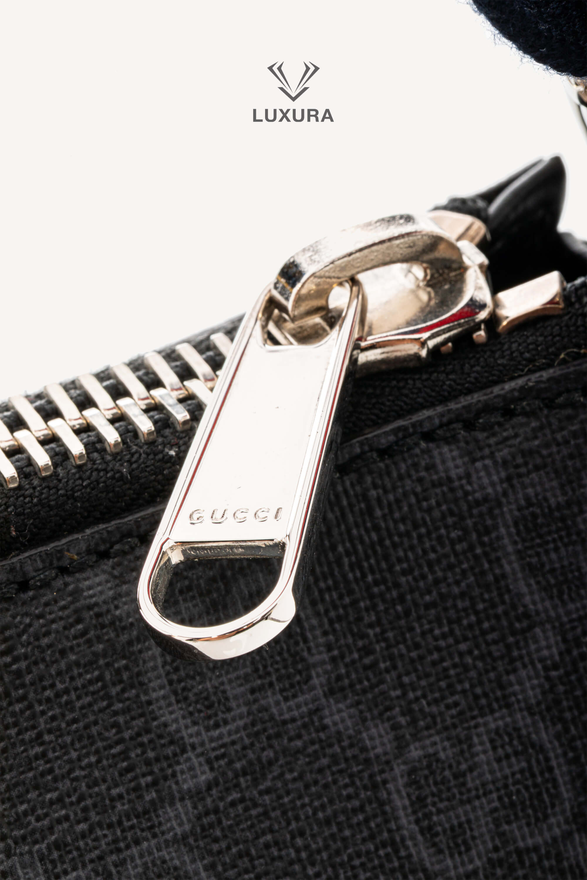 <span style="font-size: 10px;letter-spacing: .15em">HARD TO FIND</span><br>            <strong>GUCCI</strong><br>            <div style="margin-top:10px;font-size:16px">GG Black Small Messenger bag in black GG Supreme</div><br> - Image 13
