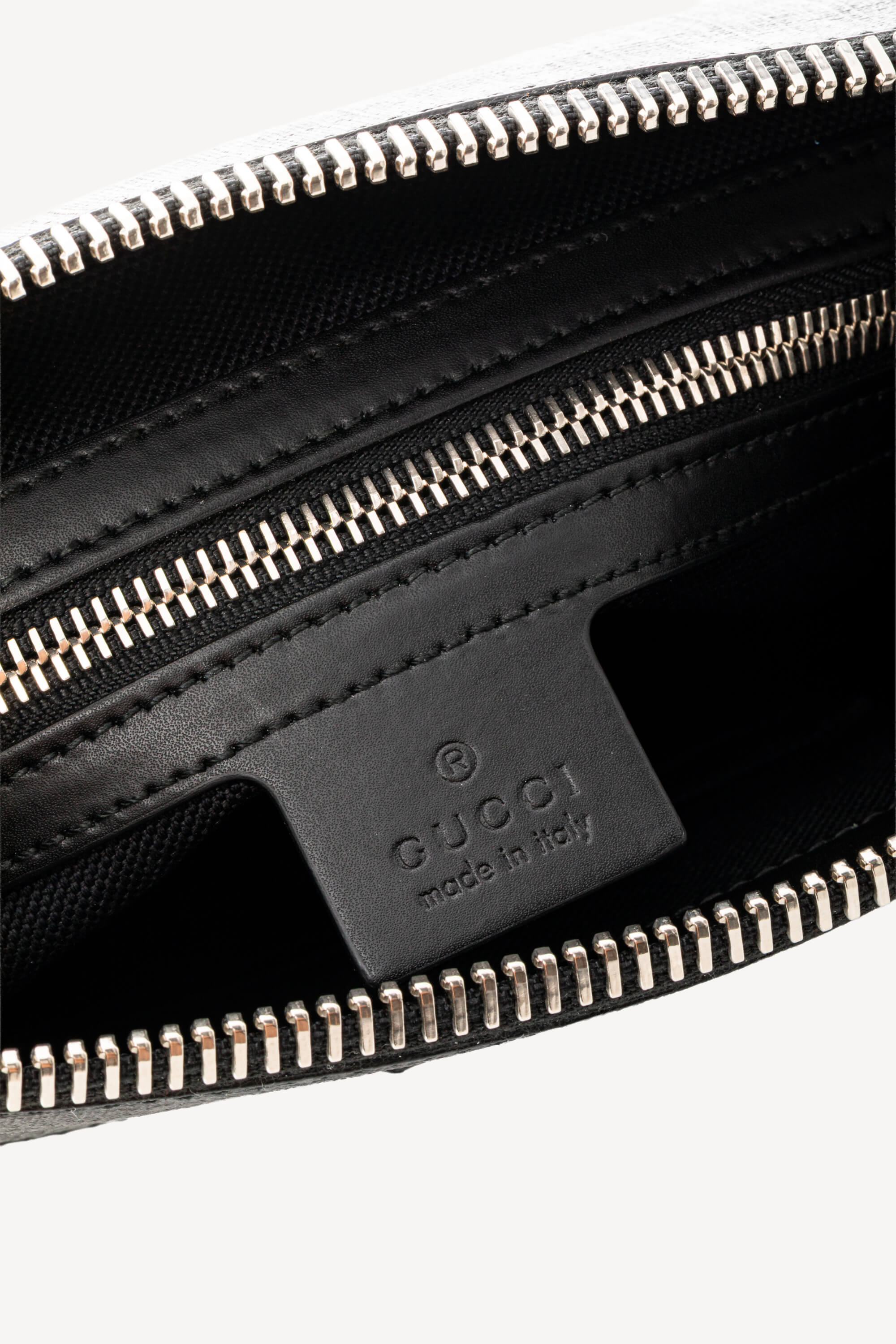 <span style="font-size: 10px;letter-spacing: .15em">HARD TO FIND</span><br>            <strong>GUCCI</strong><br>            <div style="margin-top:10px;font-size:16px">GG Black Small Messenger bag in black GG Supreme</div><br> - Image 10
