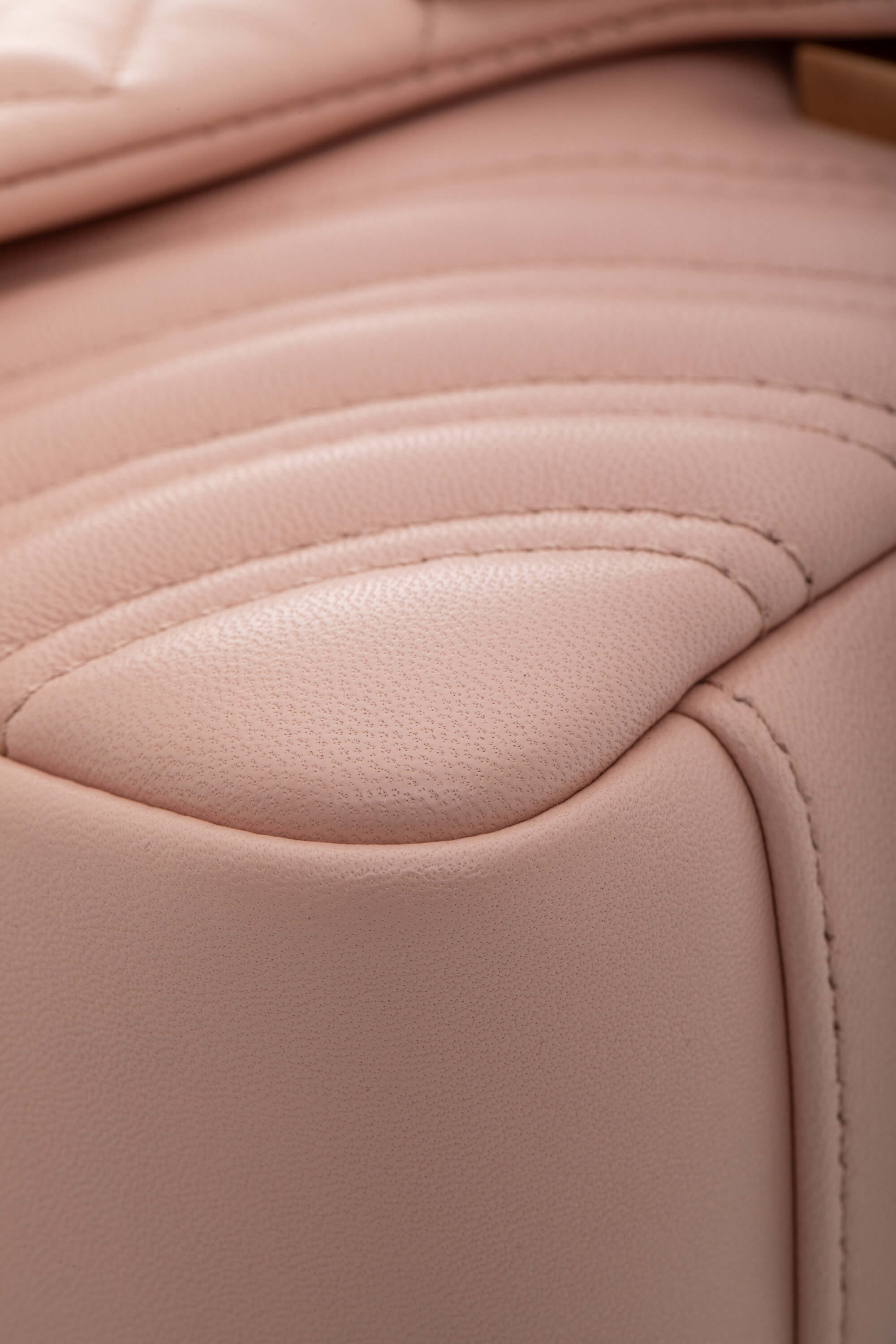 <span style="font-size: 10px;letter-spacing: .15em">NEW COLLECTION</span><br> <strong>GUCCI</strong><br> <div style="margin-top:10px;font-size:16px">Marmont Small Shoulder Bag Light Pink Skin</div><br> - Image 25