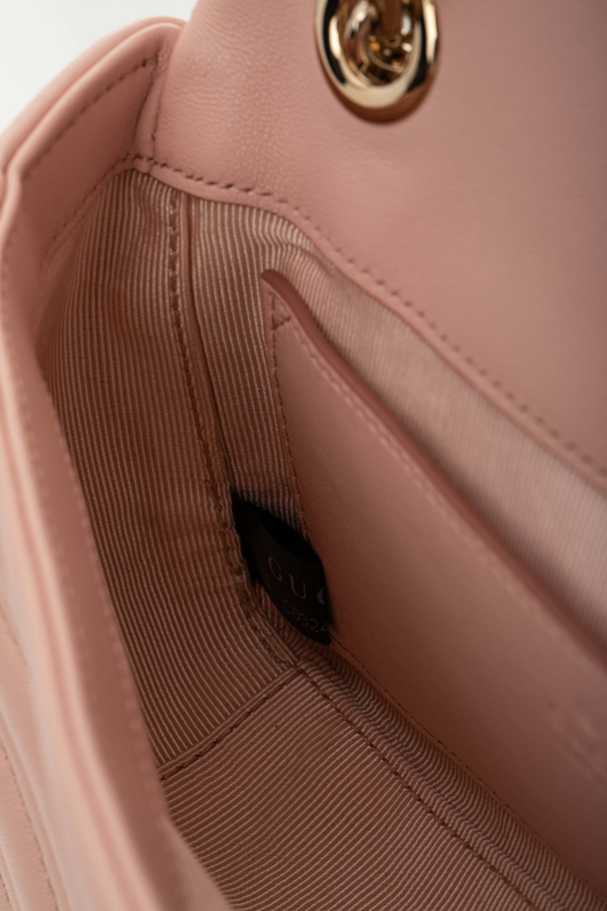 <span style="font-size: 10px;letter-spacing: .15em">NEW COLLECTION</span><br> <strong>GUCCI</strong><br> <div style="margin-top:10px;font-size:16px">Marmont Small Shoulder Bag Light Pink Skin</div><br> - Image 14