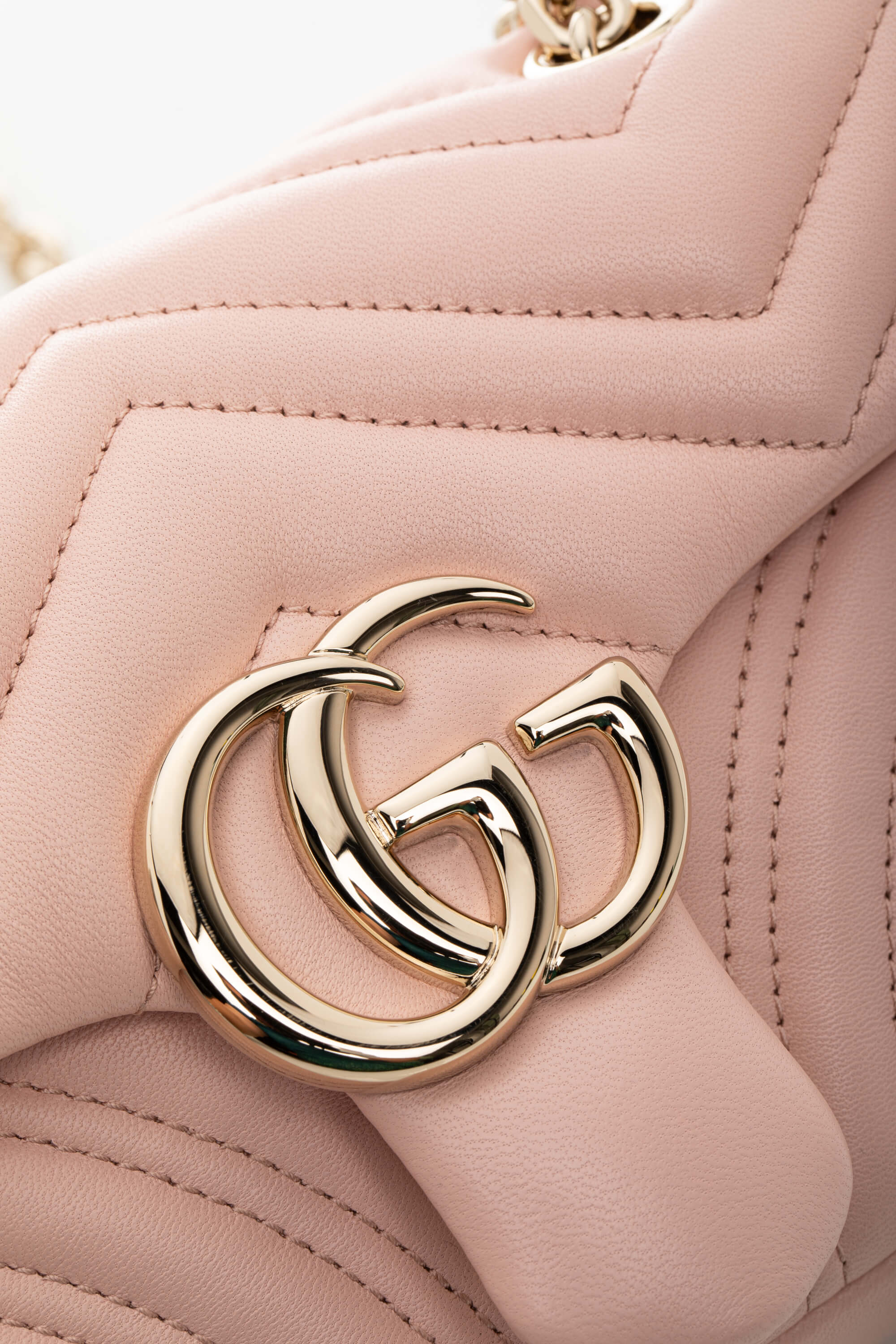 <span style="font-size: 10px;letter-spacing: .15em">NEW COLLECTION</span><br> <strong>GUCCI</strong><br> <div style="margin-top:10px;font-size:16px">Marmont Small Shoulder Bag Light Pink Skin</div><br> - Image 21