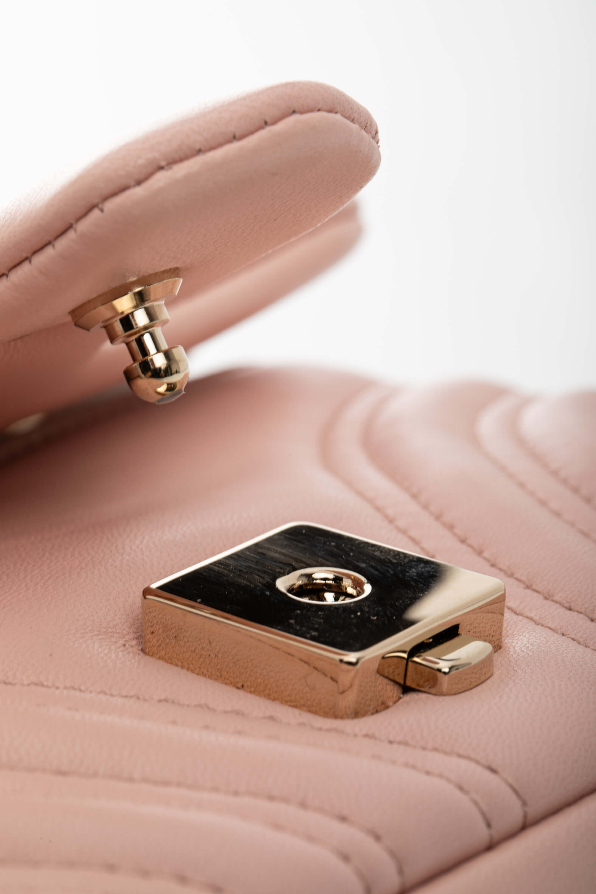 <span style="font-size: 10px;letter-spacing: .15em">NEW COLLECTION</span><br> <strong>GUCCI</strong><br> <div style="margin-top:10px;font-size:16px">Marmont Small Shoulder Bag Light Pink Skin</div><br> - Image 20