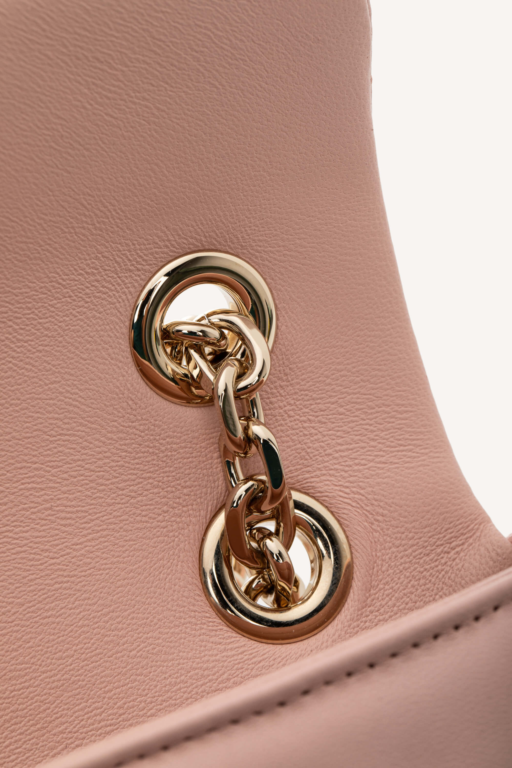 <span style="font-size: 10px;letter-spacing: .15em">NEW COLLECTION</span><br> <strong>GUCCI</strong><br> <div style="margin-top:10px;font-size:16px">Marmont Small Shoulder Bag Light Pink Skin</div><br> - Image 16