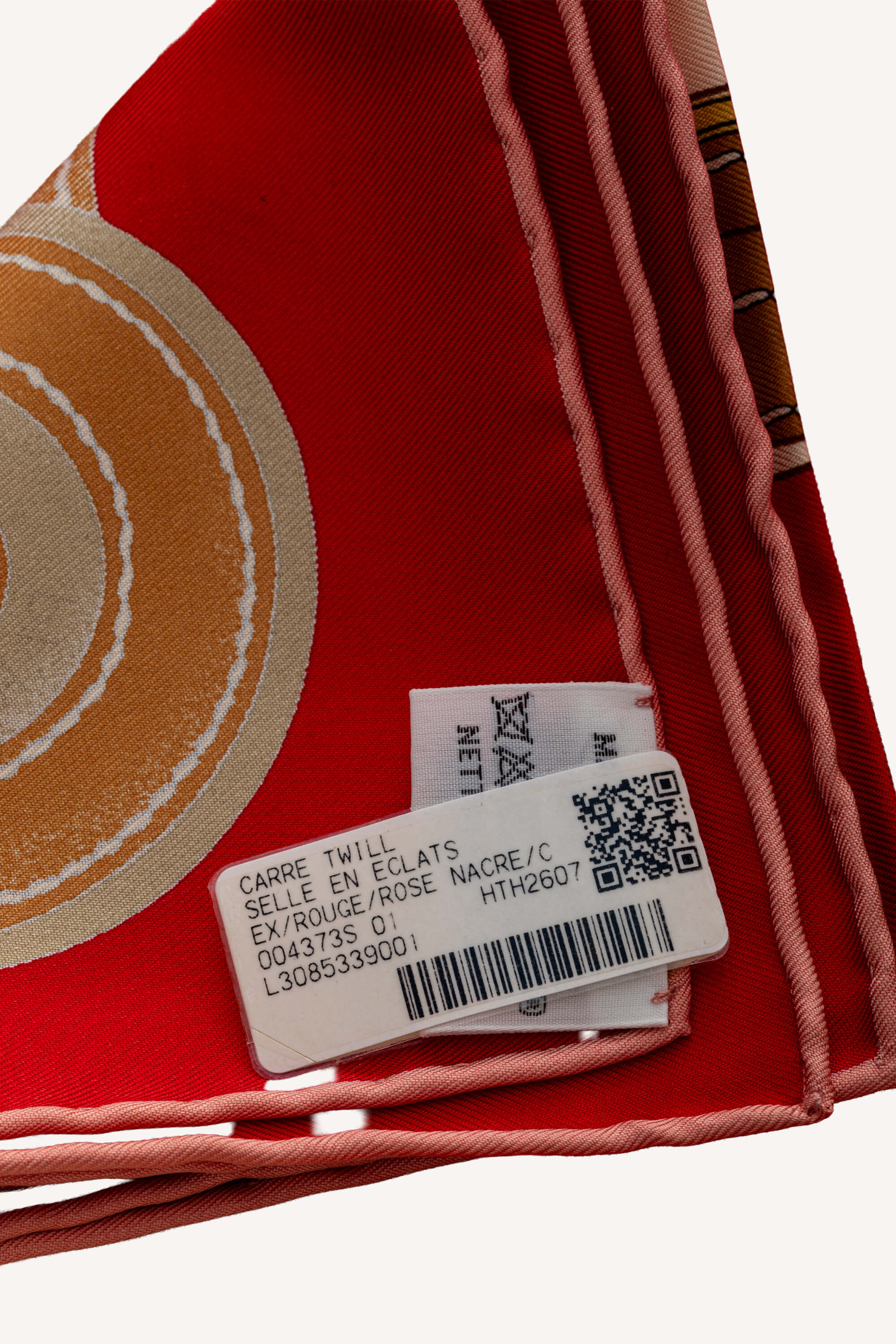<span style="font-size: 10px;letter-spacing: .15em">HARD TO FIND</span><br>            <strong>HERMES</strong><br>            <div style="margin-top:10px;font-size:16px">Selle en Eclats Scarf 90 Rouge Rose Nacre Cuir</div><br> - Image 13