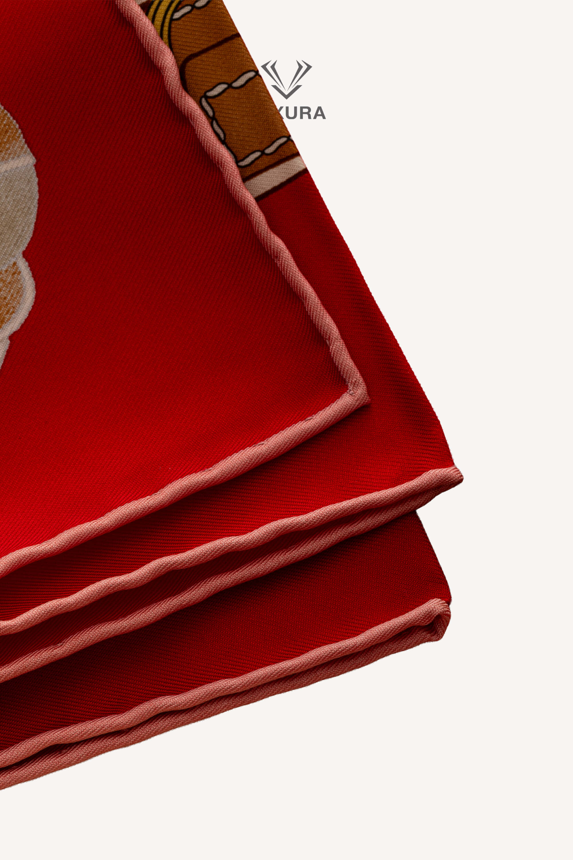 <span style="font-size: 10px;letter-spacing: .15em">HARD TO FIND</span><br>            <strong>HERMES</strong><br>            <div style="margin-top:10px;font-size:16px">Selle en Eclats Scarf 90 Rouge Rose Nacre Cuir</div><br> - Image 3