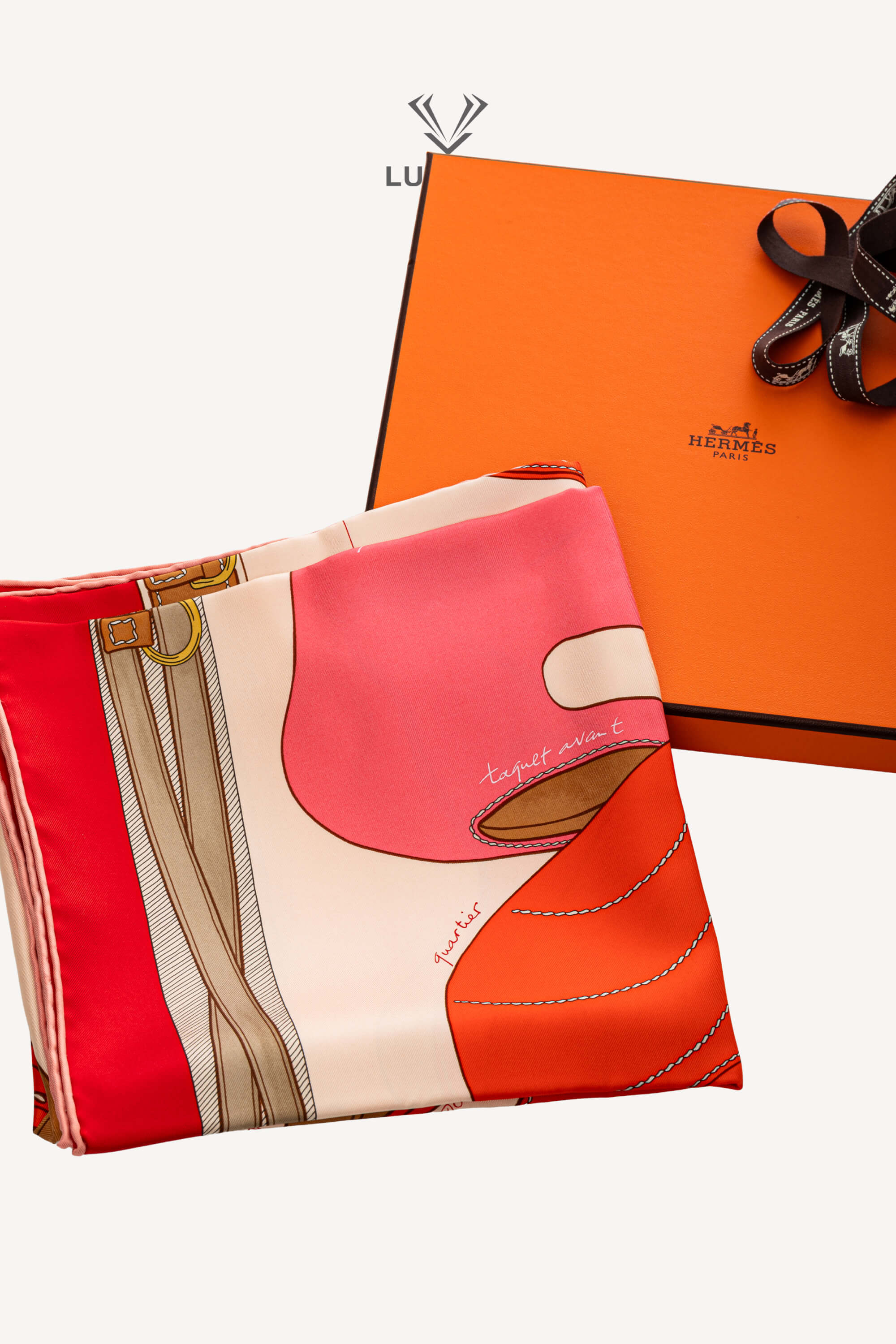 <span style="font-size: 10px;letter-spacing: .15em">HARD TO FIND</span><br>            <strong>HERMES</strong><br>            <div style="margin-top:10px;font-size:16px">Selle en Eclats Scarf 90 Rouge Rose Nacre Cuir</div><br> - Image 2