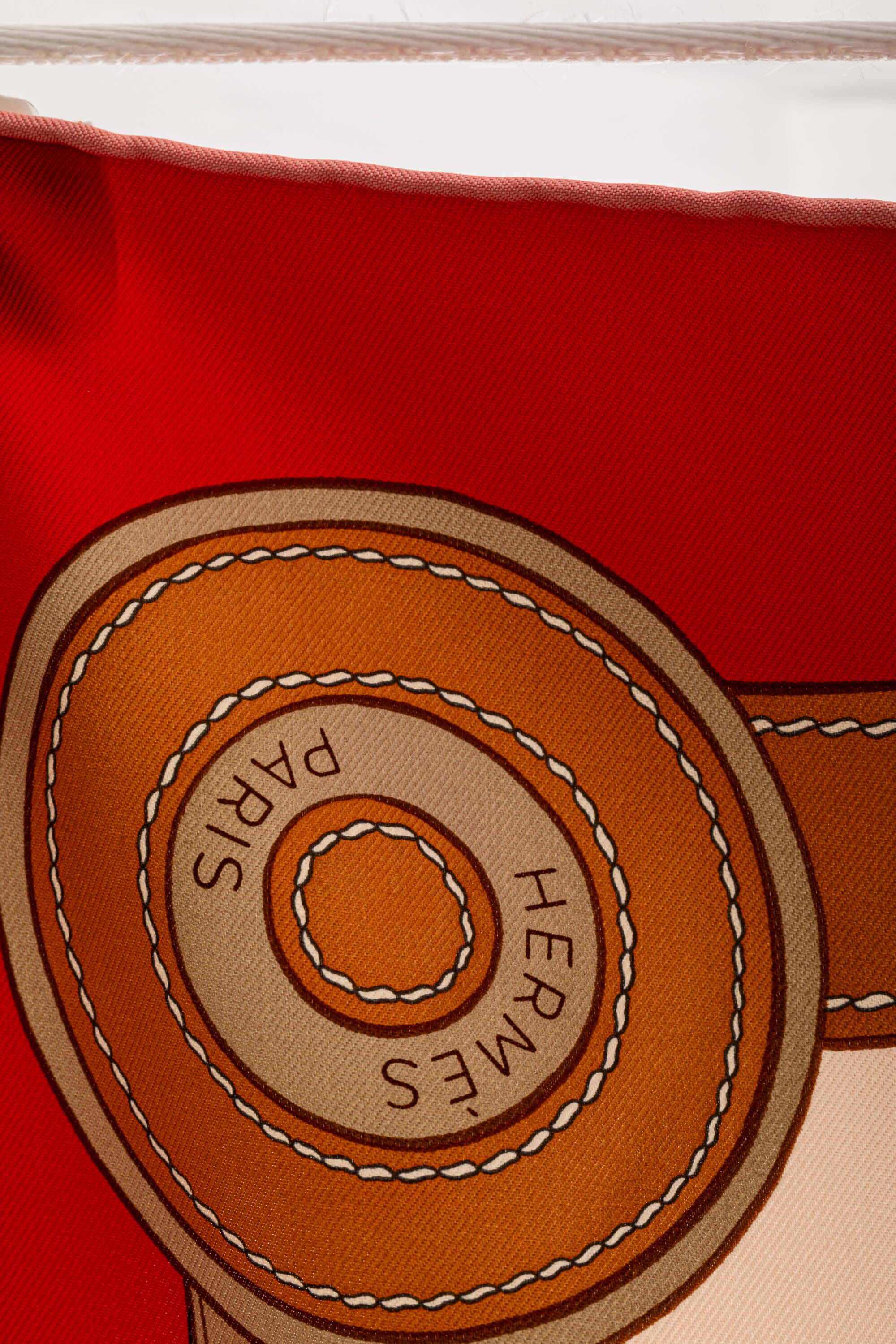 <span style="font-size: 10px;letter-spacing: .15em">HARD TO FIND</span><br>            <strong>HERMES</strong><br>            <div style="margin-top:10px;font-size:16px">Selle en Eclats Scarf 90 Rouge Rose Nacre Cuir</div><br> - Image 8