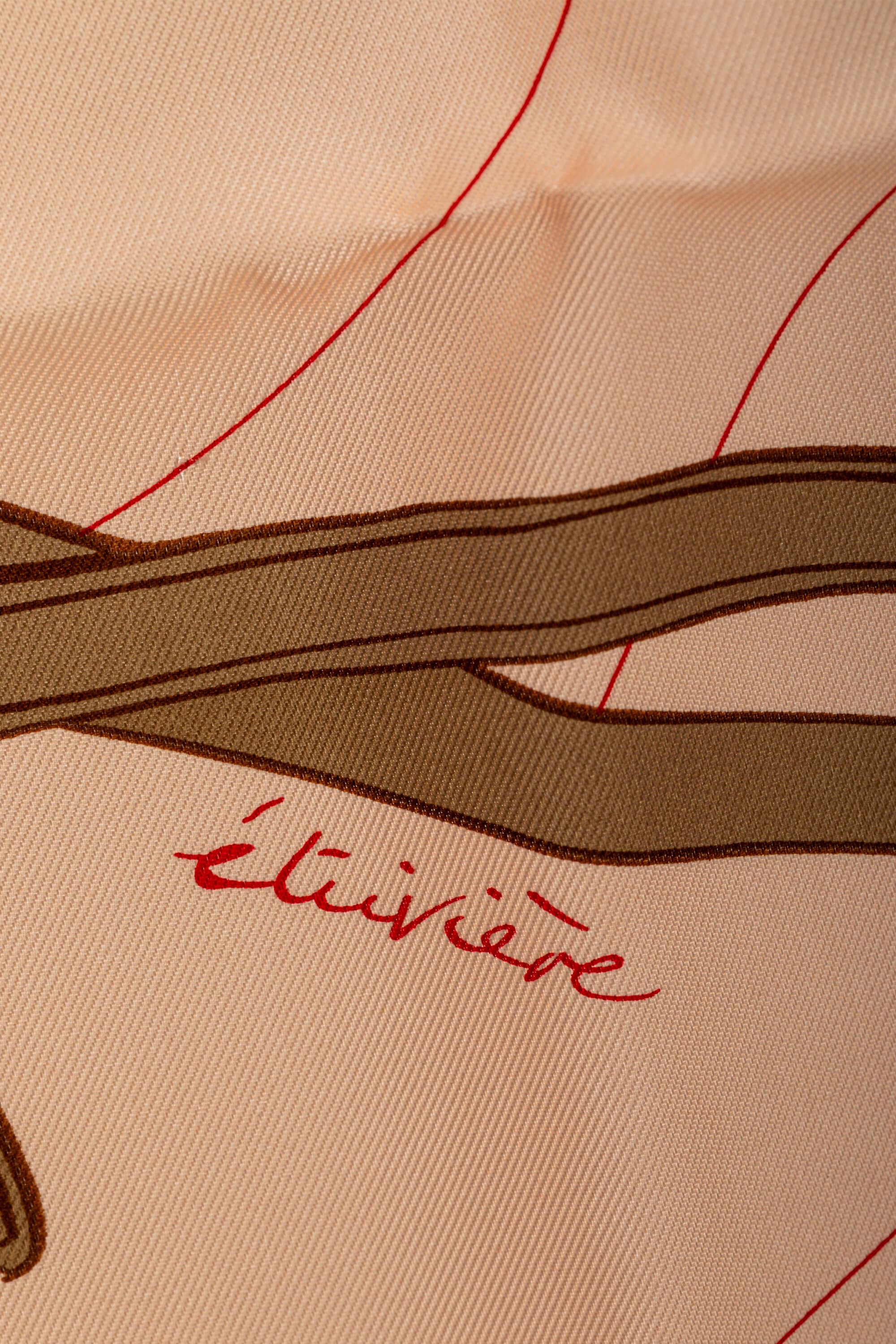 <span style="font-size: 10px;letter-spacing: .15em">HARD TO FIND</span><br>            <strong>HERMES</strong><br>            <div style="margin-top:10px;font-size:16px">Selle en Eclats Scarf 90 Rouge Rose Nacre Cuir</div><br> - Image 12