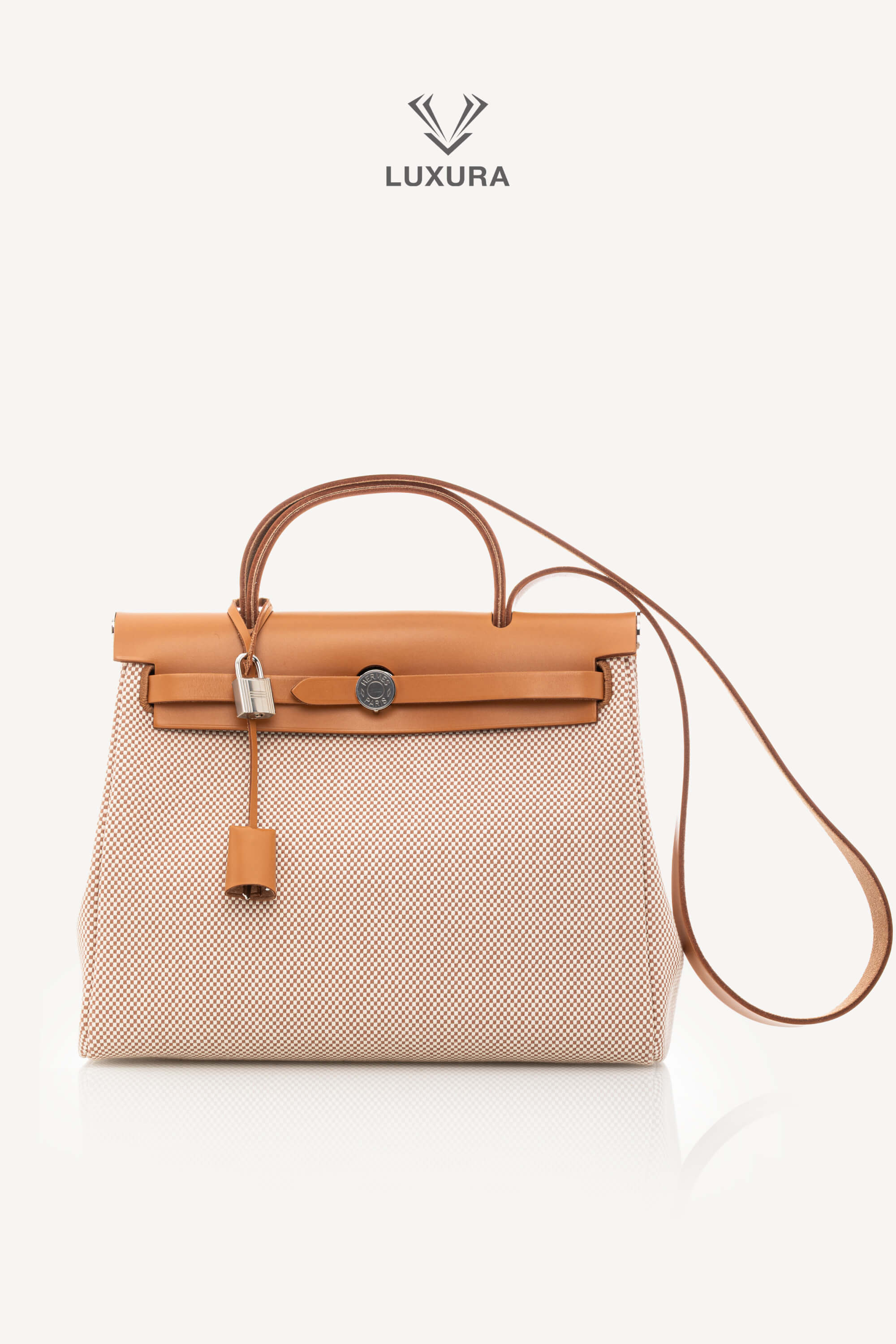 <span style="font-size: 10px;letter-spacing: .15em">HARD TO FIND</span><br>            <strong>HERMES</strong><br>            <div style="margin-top:10px;font-size:16px">Vache Hunter Criss Herbag Zip Retourne 31 PM Ecru Beige Natural Sand</div><br>