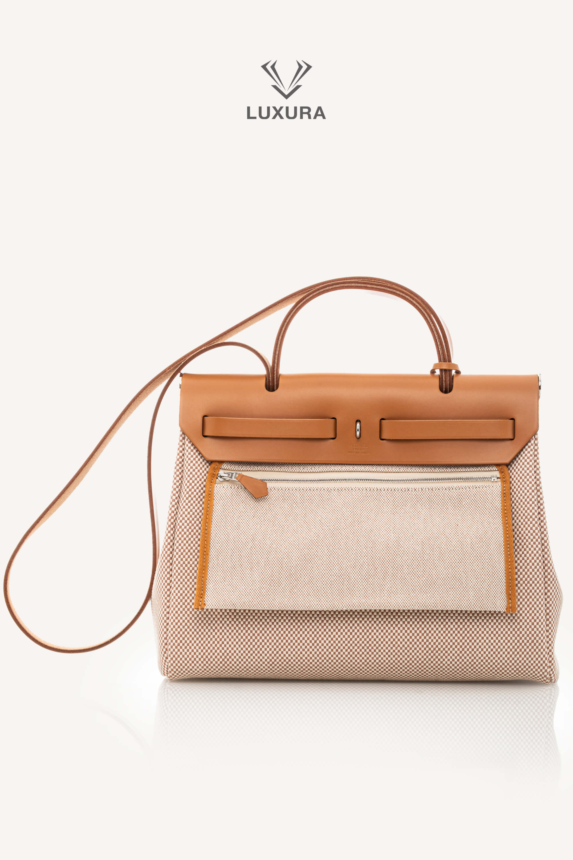 <span style="font-size: 10px;letter-spacing: .15em">HARD TO FIND</span><br>            <strong>HERMES</strong><br>            <div style="margin-top:10px;font-size:16px">Vache Hunter Criss Herbag Zip Retourne 31 PM Ecru Beige Natural Sand</div><br> - Image 5