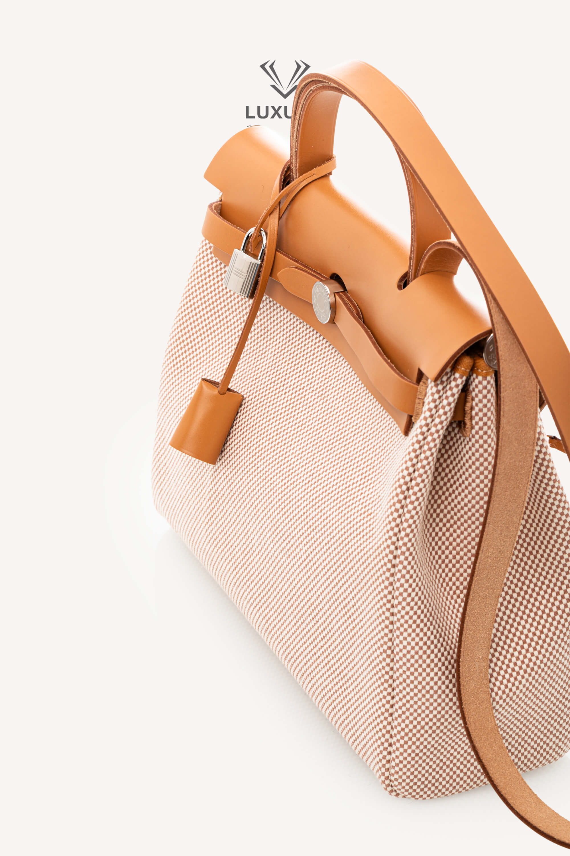 <span style="font-size: 10px;letter-spacing: .15em">HARD TO FIND</span><br>            <strong>HERMES</strong><br>            <div style="margin-top:10px;font-size:16px">Vache Hunter Criss Herbag Zip Retourne 31 PM Ecru Beige Natural Sand</div><br> - Image 7