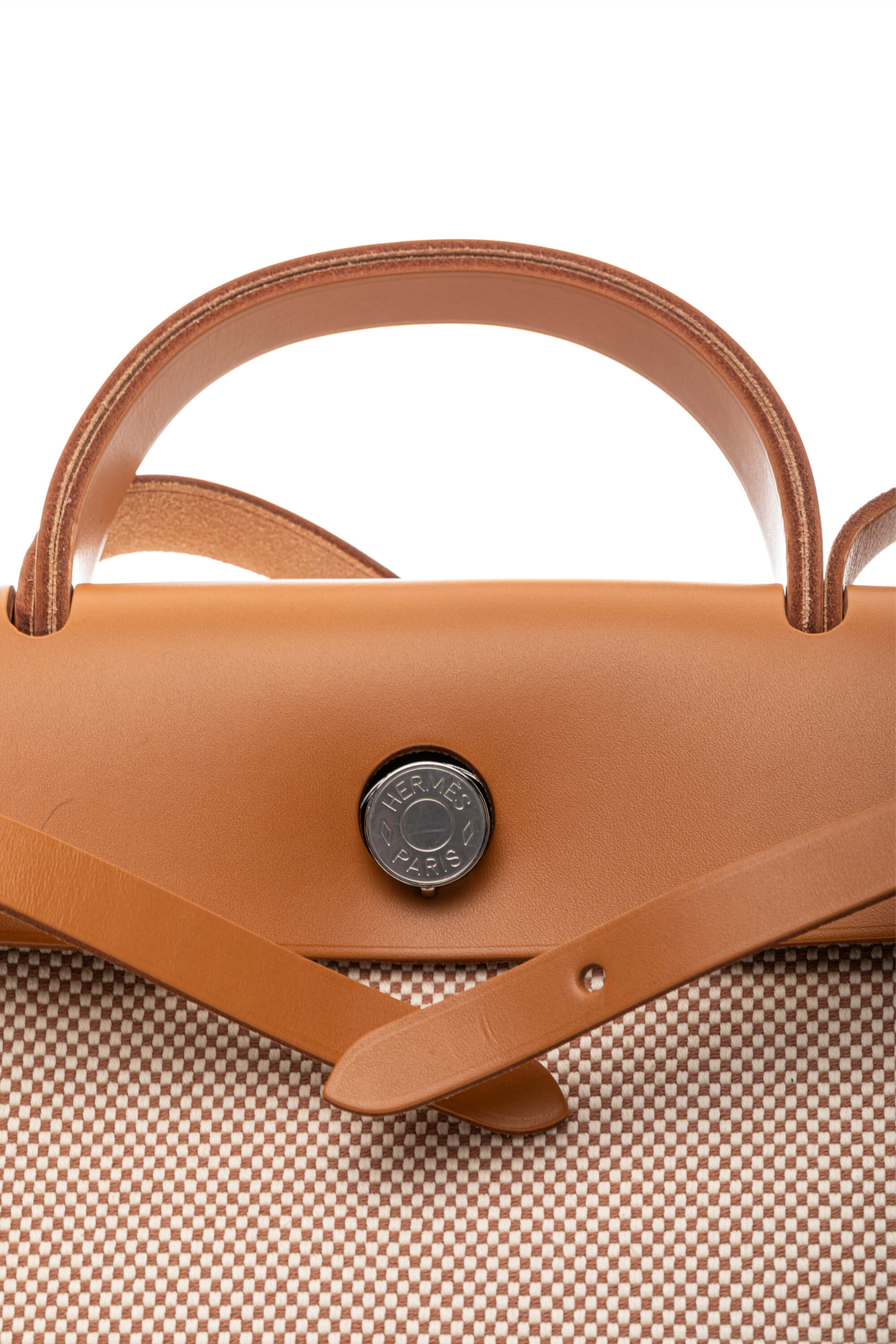 <span style="font-size: 10px;letter-spacing: .15em">HARD TO FIND</span><br>            <strong>HERMES</strong><br>            <div style="margin-top:10px;font-size:16px">Vache Hunter Criss Herbag Zip Retourne 31 PM Ecru Beige Natural Sand</div><br> - Image 11