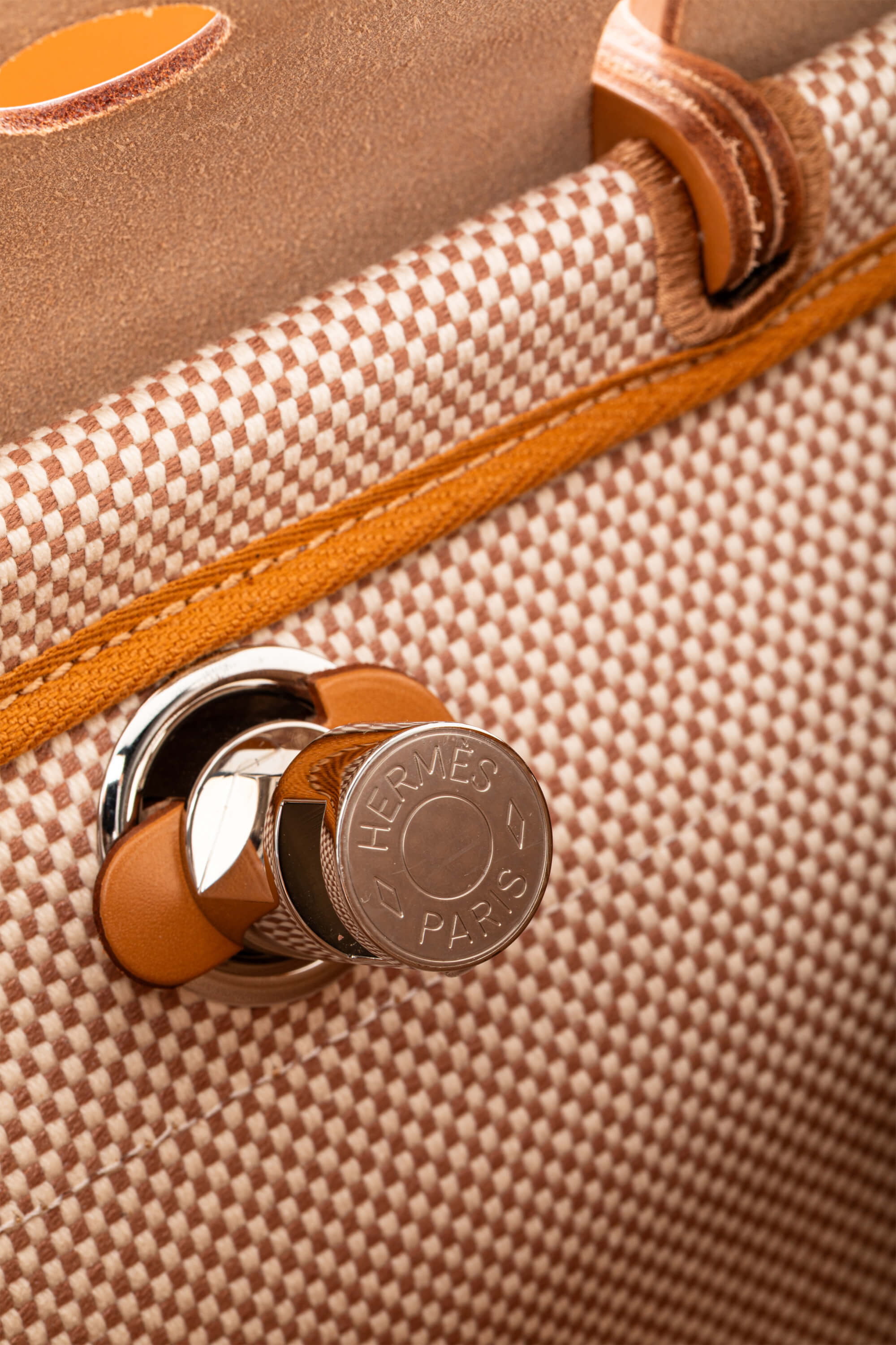 <span style="font-size: 10px;letter-spacing: .15em">HARD TO FIND</span><br>            <strong>HERMES</strong><br>            <div style="margin-top:10px;font-size:16px">Vache Hunter Criss Herbag Zip Retourne 31 PM Ecru Beige Natural Sand</div><br> - Image 13