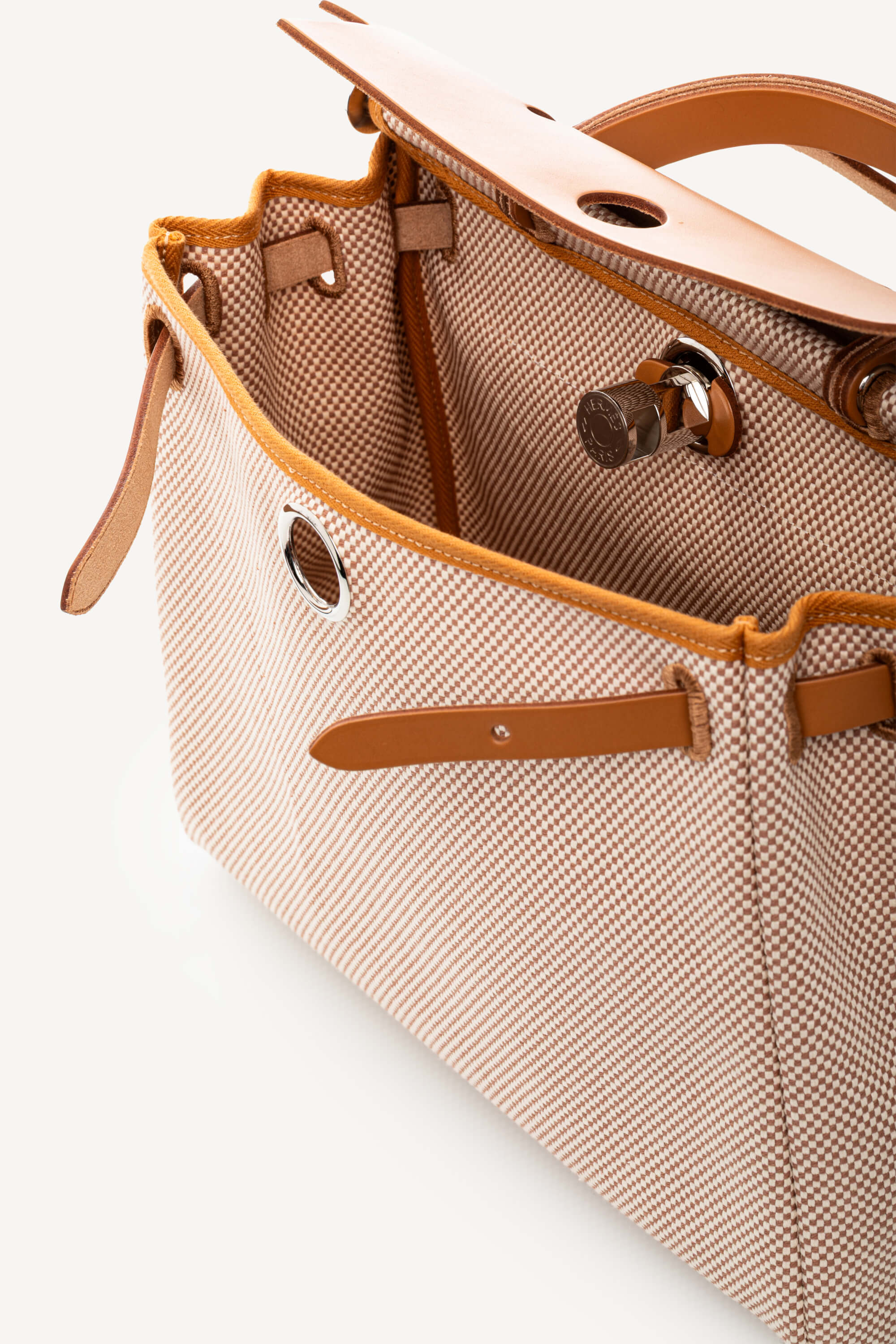 <span style="font-size: 10px;letter-spacing: .15em">HARD TO FIND</span><br>            <strong>HERMES</strong><br>            <div style="margin-top:10px;font-size:16px">Vache Hunter Criss Herbag Zip Retourne 31 PM Ecru Beige Natural Sand</div><br> - Image 14