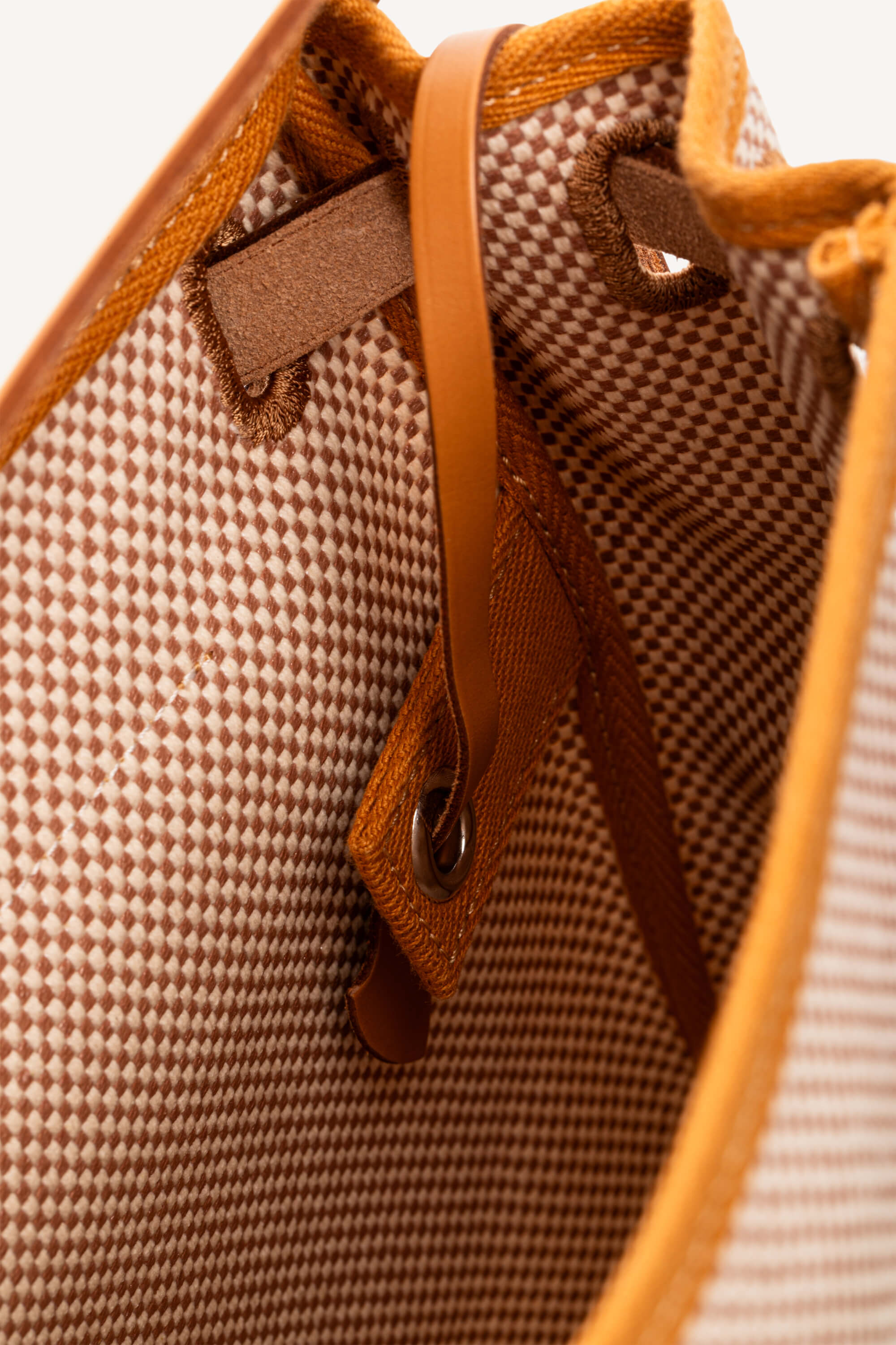 <span style="font-size: 10px;letter-spacing: .15em">HARD TO FIND</span><br>            <strong>HERMES</strong><br>            <div style="margin-top:10px;font-size:16px">Vache Hunter Criss Herbag Zip Retourne 31 PM Ecru Beige Natural Sand</div><br> - Image 19