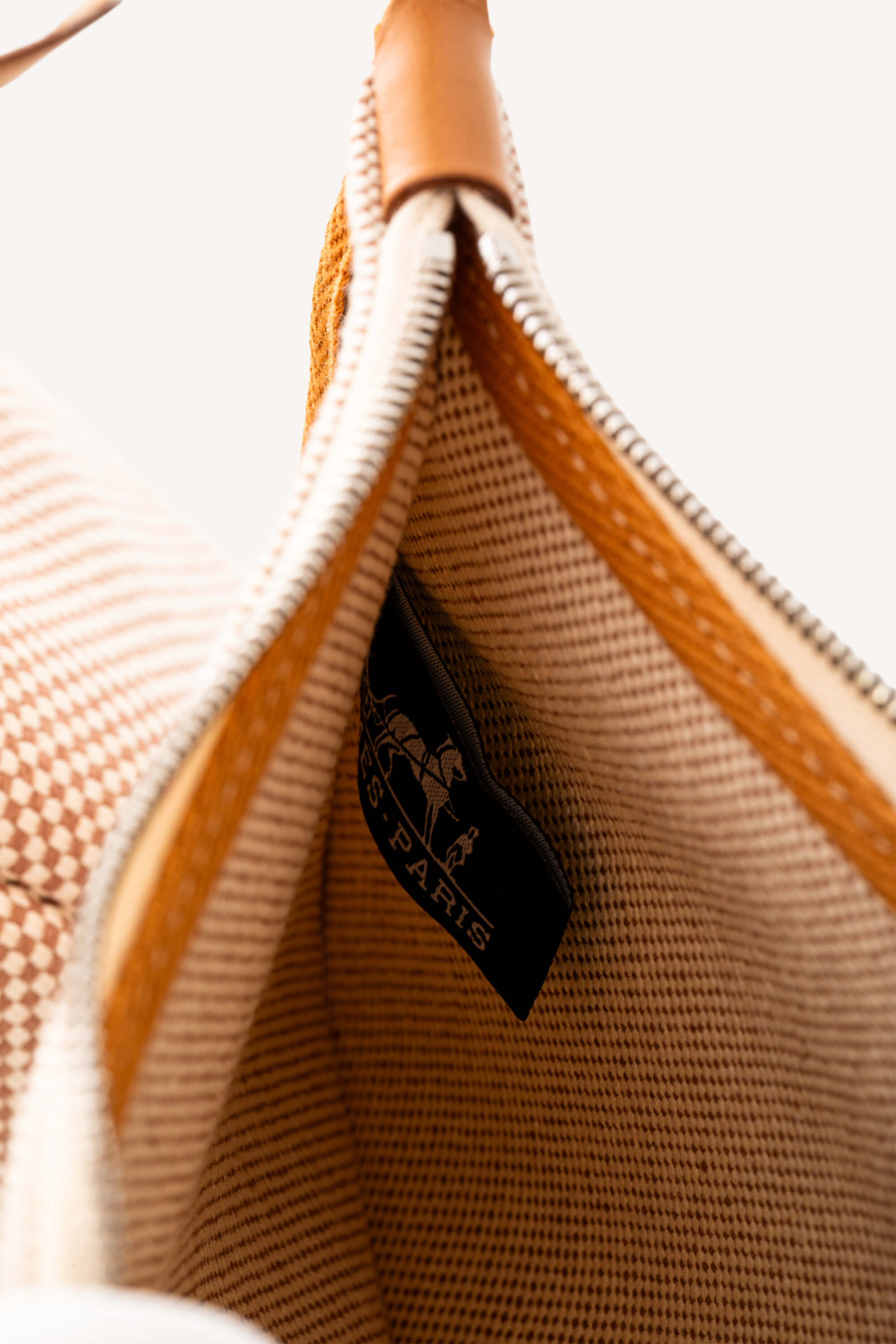 <span style="font-size: 10px;letter-spacing: .15em">HARD TO FIND</span><br>            <strong>HERMES</strong><br>            <div style="margin-top:10px;font-size:16px">Vache Hunter Criss Herbag Zip Retourne 31 PM Ecru Beige Natural Sand</div><br> - Image 25