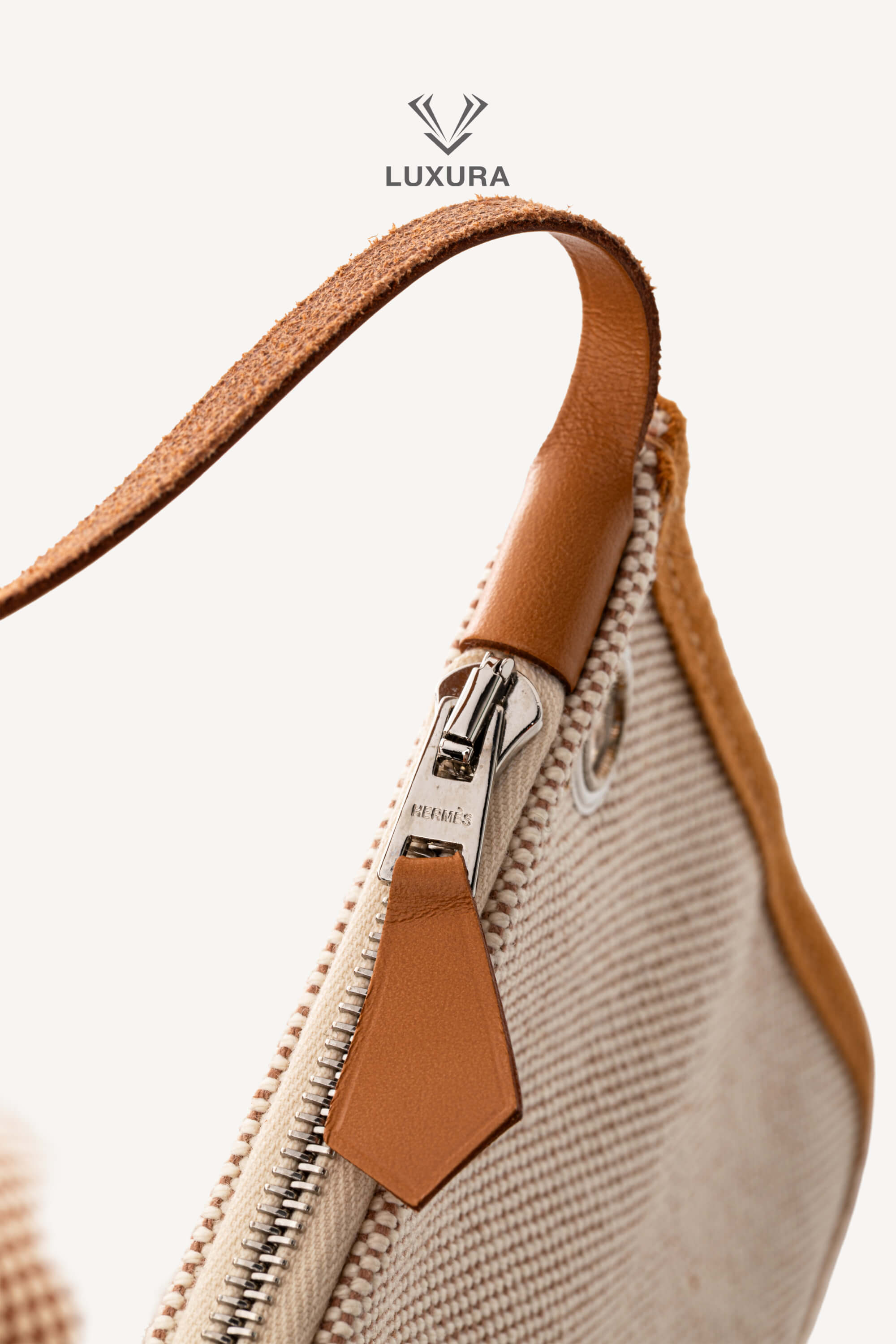 <span style="font-size: 10px;letter-spacing: .15em">HARD TO FIND</span><br>            <strong>HERMES</strong><br>            <div style="margin-top:10px;font-size:16px">Vache Hunter Criss Herbag Zip Retourne 31 PM Ecru Beige Natural Sand</div><br> - Image 24