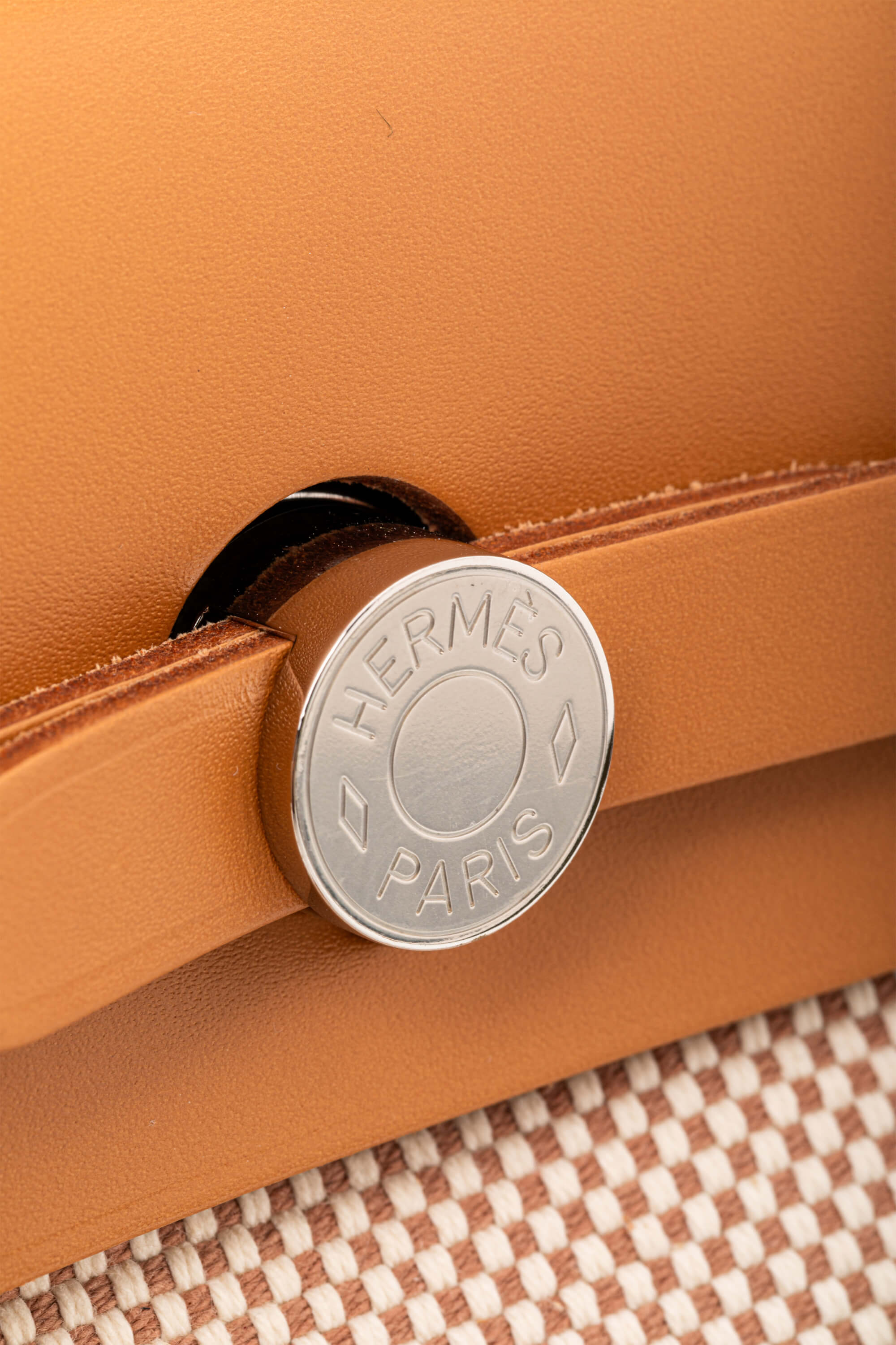 <span style="font-size: 10px;letter-spacing: .15em">HARD TO FIND</span><br>            <strong>HERMES</strong><br>            <div style="margin-top:10px;font-size:16px">Vache Hunter Criss Herbag Zip Retourne 31 PM Ecru Beige Natural Sand</div><br> - Image 10