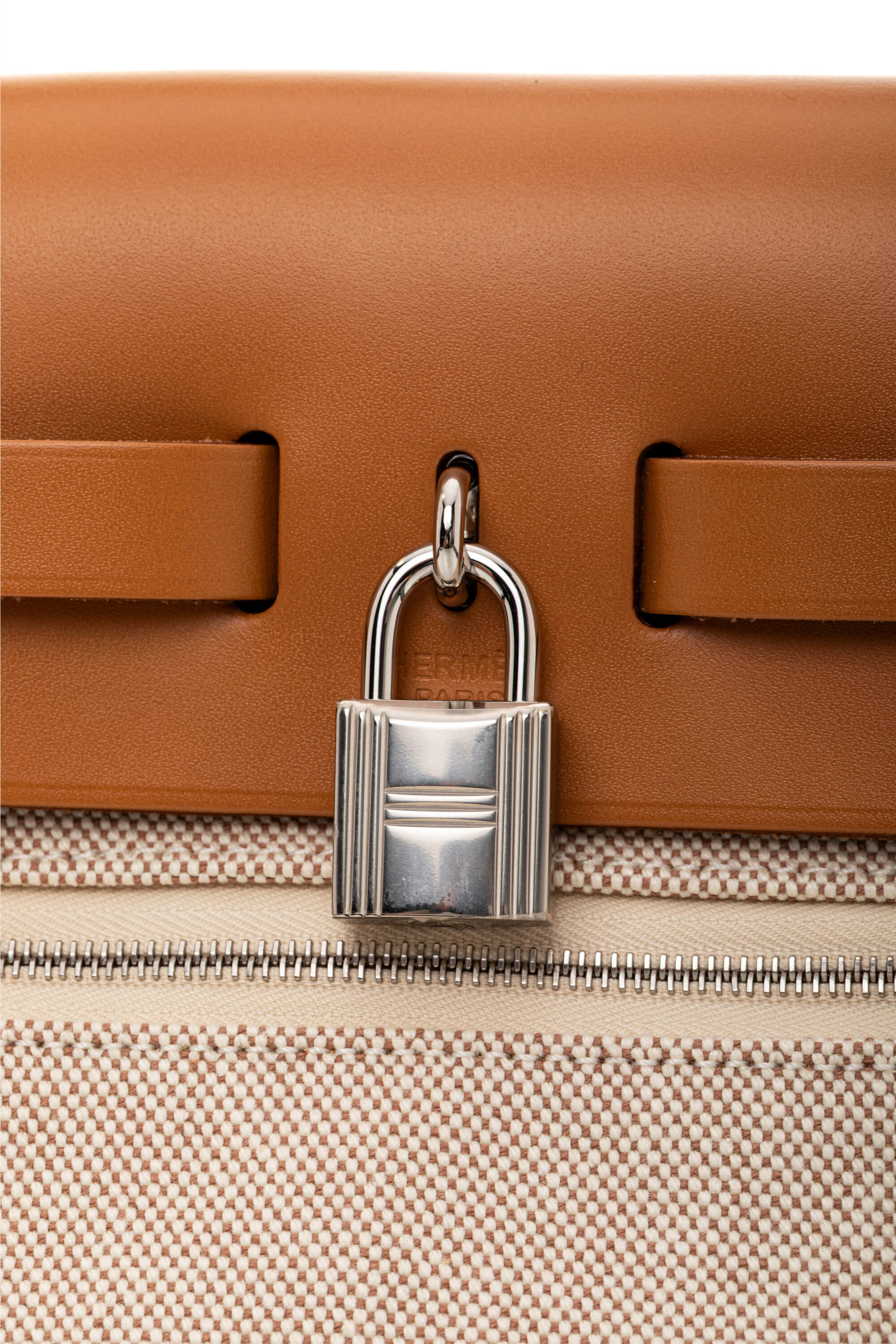 <span style="font-size: 10px;letter-spacing: .15em">HARD TO FIND</span><br>            <strong>HERMES</strong><br>            <div style="margin-top:10px;font-size:16px">Vache Hunter Criss Herbag Zip Retourne 31 PM Ecru Beige Natural Sand</div><br> - Image 20