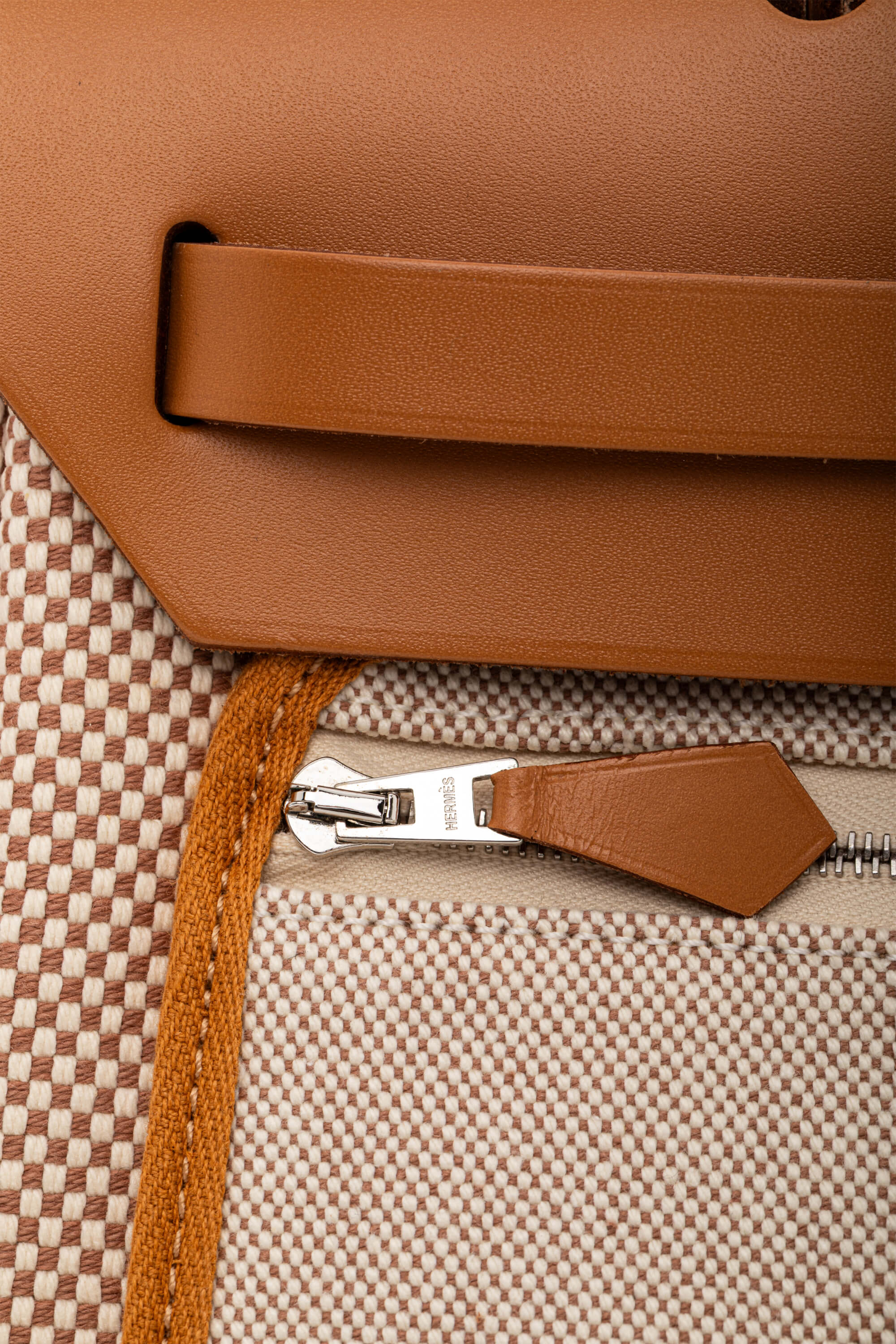 <span style="font-size: 10px;letter-spacing: .15em">HARD TO FIND</span><br>            <strong>HERMES</strong><br>            <div style="margin-top:10px;font-size:16px">Vache Hunter Criss Herbag Zip Retourne 31 PM Ecru Beige Natural Sand</div><br> - Image 22