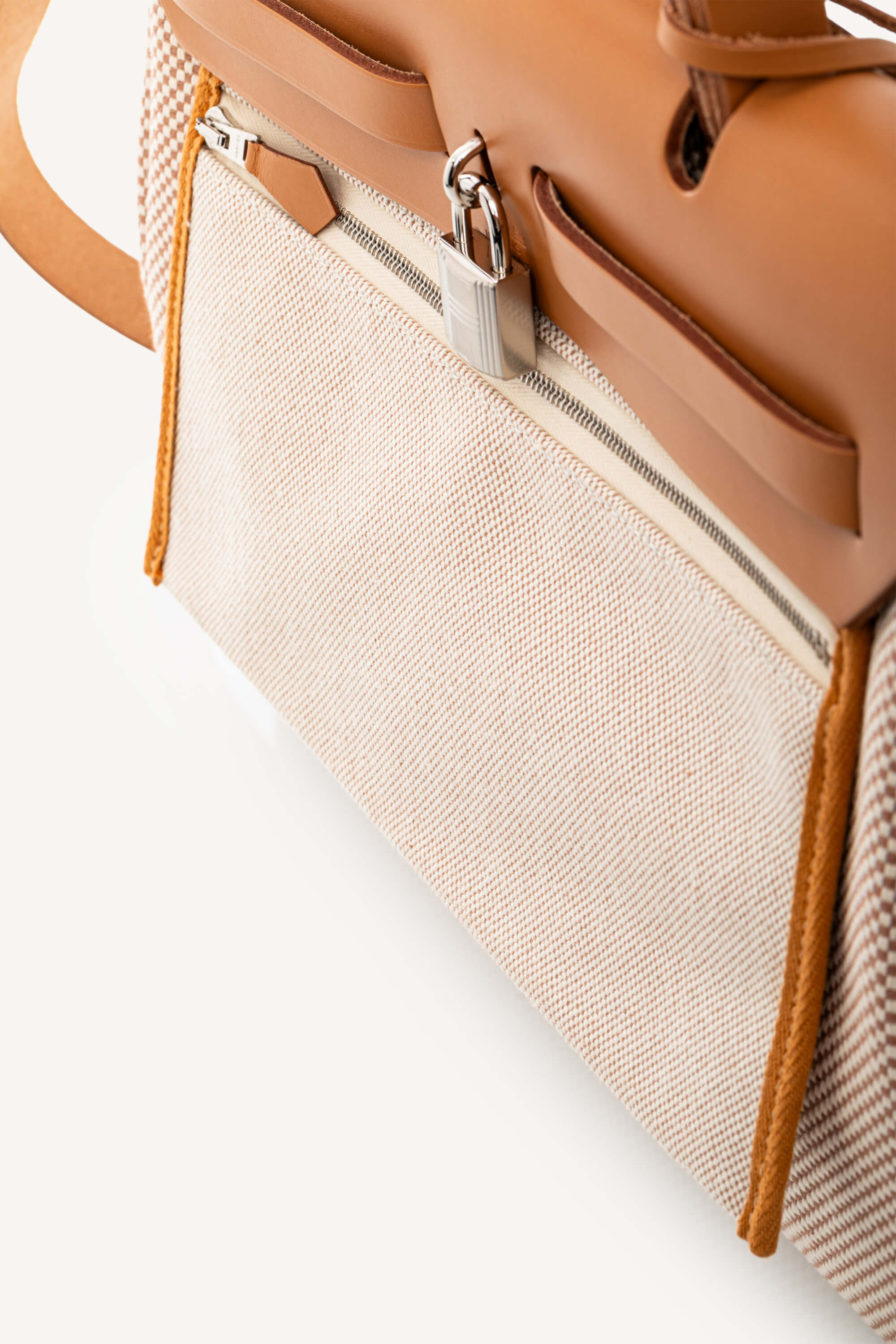 <span style="font-size: 10px;letter-spacing: .15em">HARD TO FIND</span><br>            <strong>HERMES</strong><br>            <div style="margin-top:10px;font-size:16px">Vache Hunter Criss Herbag Zip Retourne 31 PM Ecru Beige Natural Sand</div><br> - Image 15
