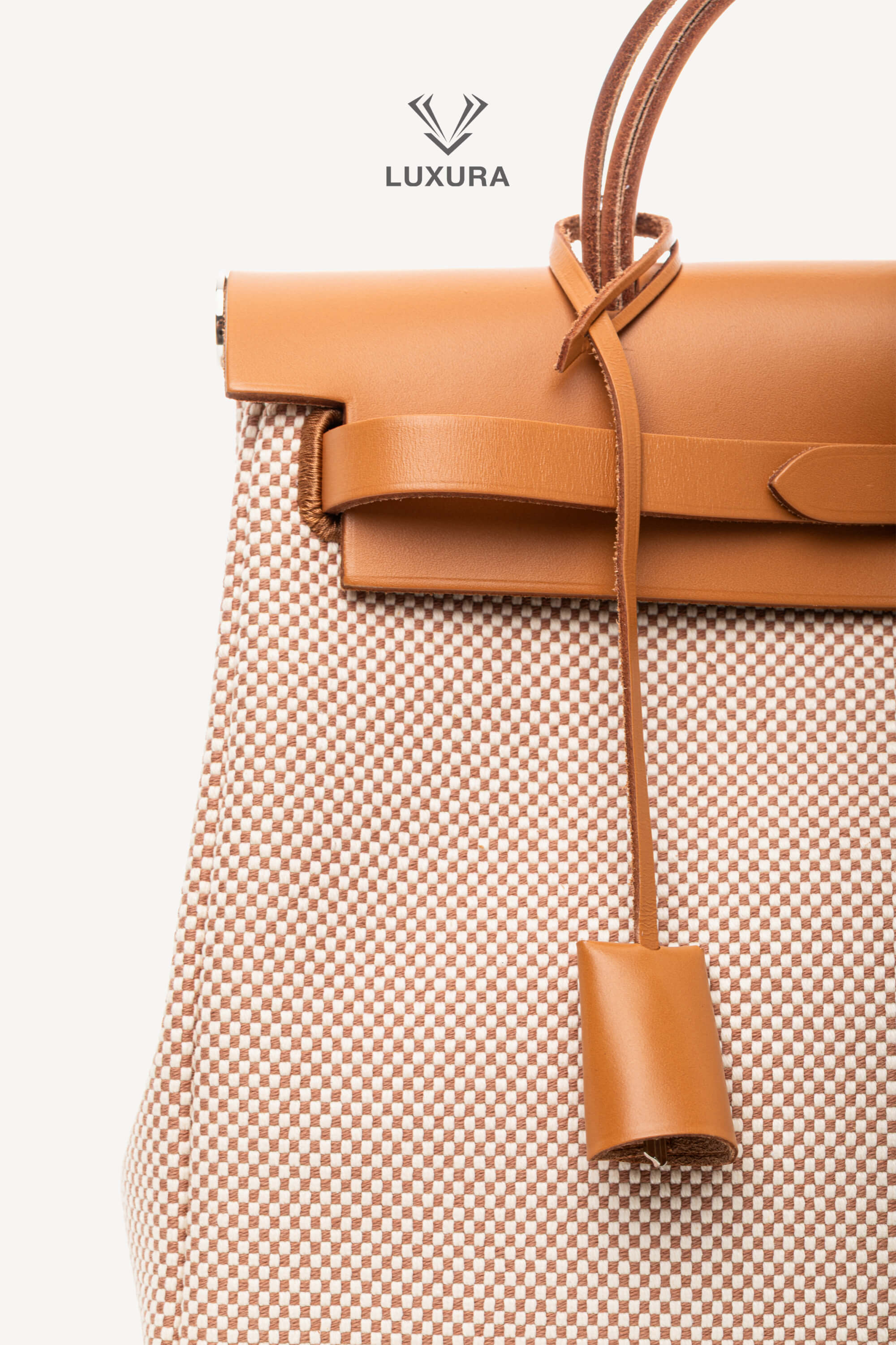 <span style="font-size: 10px;letter-spacing: .15em">HARD TO FIND</span><br>            <strong>HERMES</strong><br>            <div style="margin-top:10px;font-size:16px">Vache Hunter Criss Herbag Zip Retourne 31 PM Ecru Beige Natural Sand</div><br> - Image 9