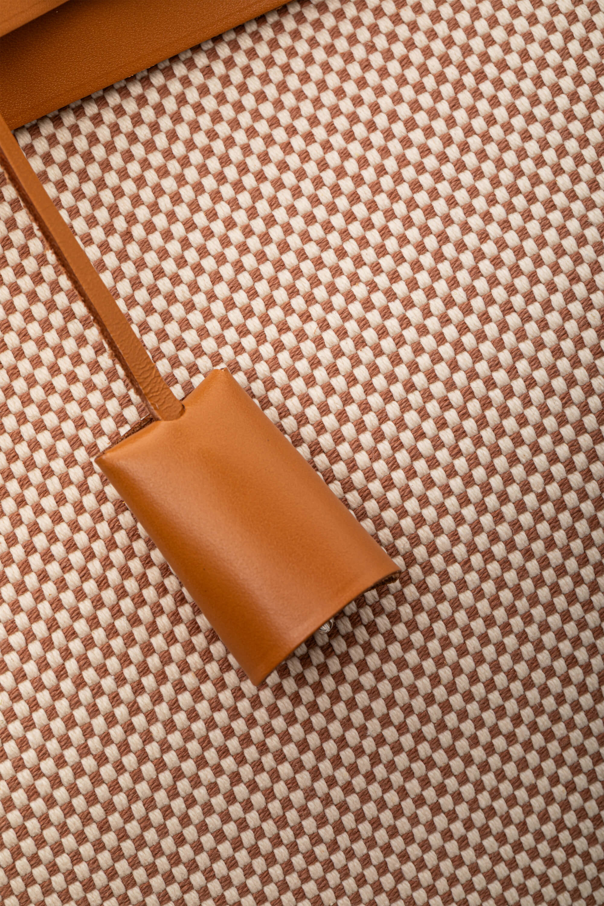 <span style="font-size: 10px;letter-spacing: .15em">HARD TO FIND</span><br>            <strong>HERMES</strong><br>            <div style="margin-top:10px;font-size:16px">Vache Hunter Criss Herbag Zip Retourne 31 PM Ecru Beige Natural Sand</div><br> - Image 16