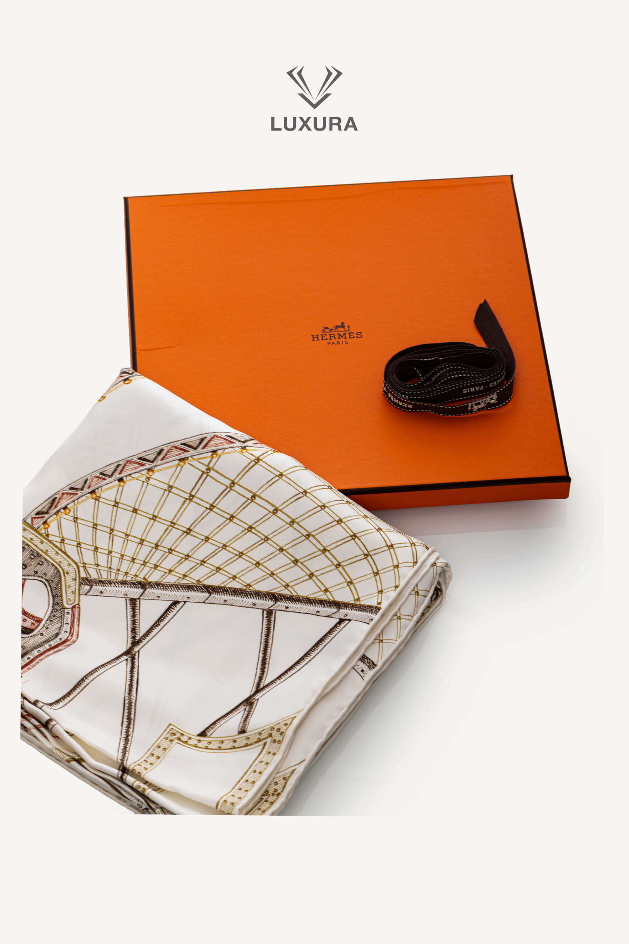 <span style="font-size: 10px;letter-spacing: .15em">HARD TO FIND</span><br> <strong>HERMES</strong><br> <div style="margin-top:10px;font-size:16px">Chevaux d'Hephaistos scarf 90 Blanc Bronze Bois De Rose</div><br> - Image 2
