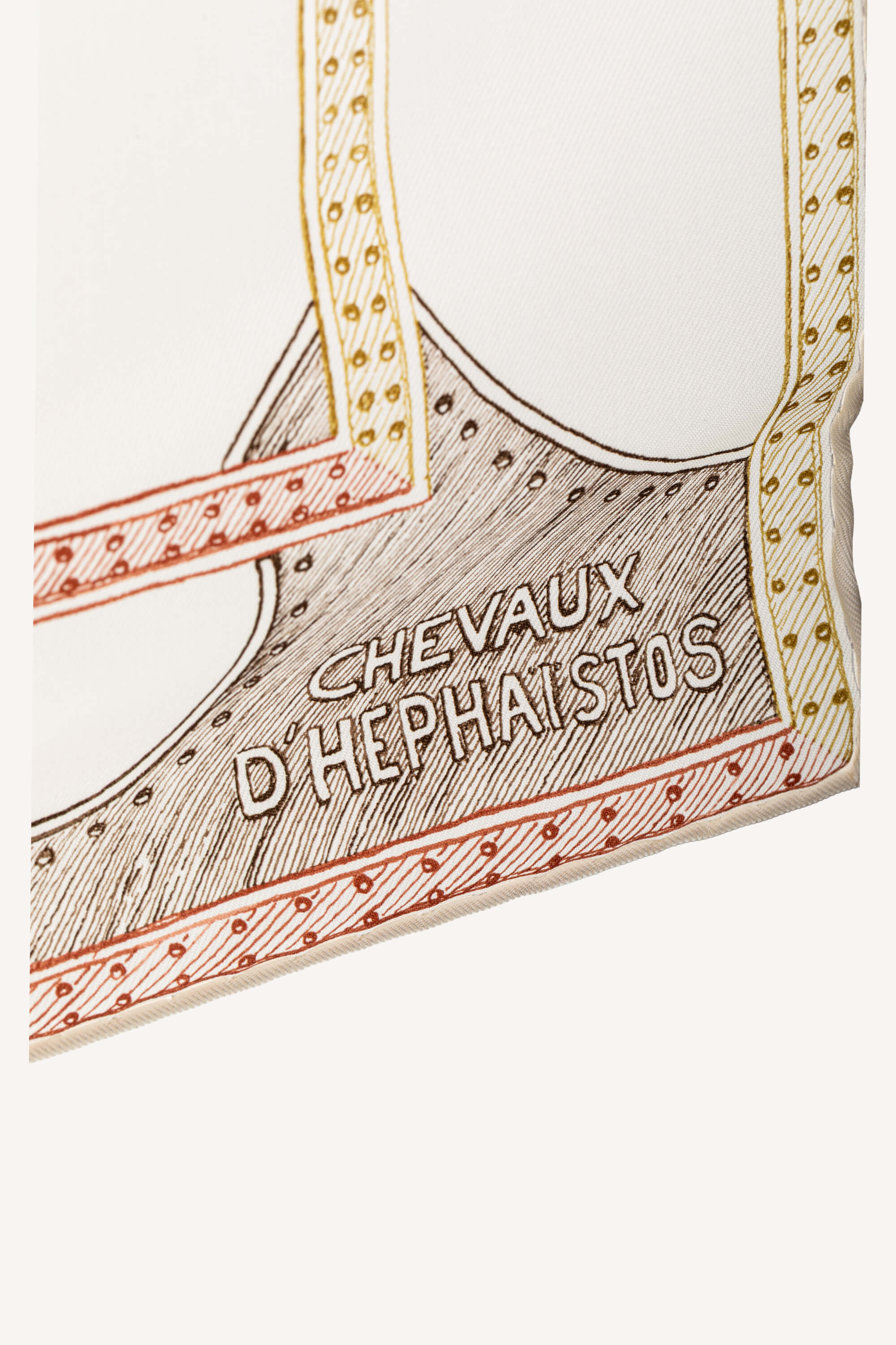<span style="font-size: 10px;letter-spacing: .15em">HARD TO FIND</span><br> <strong>HERMES</strong><br> <div style="margin-top:10px;font-size:16px">Chevaux d'Hephaistos scarf 90 Blanc Bronze Bois De Rose</div><br> - Image 9