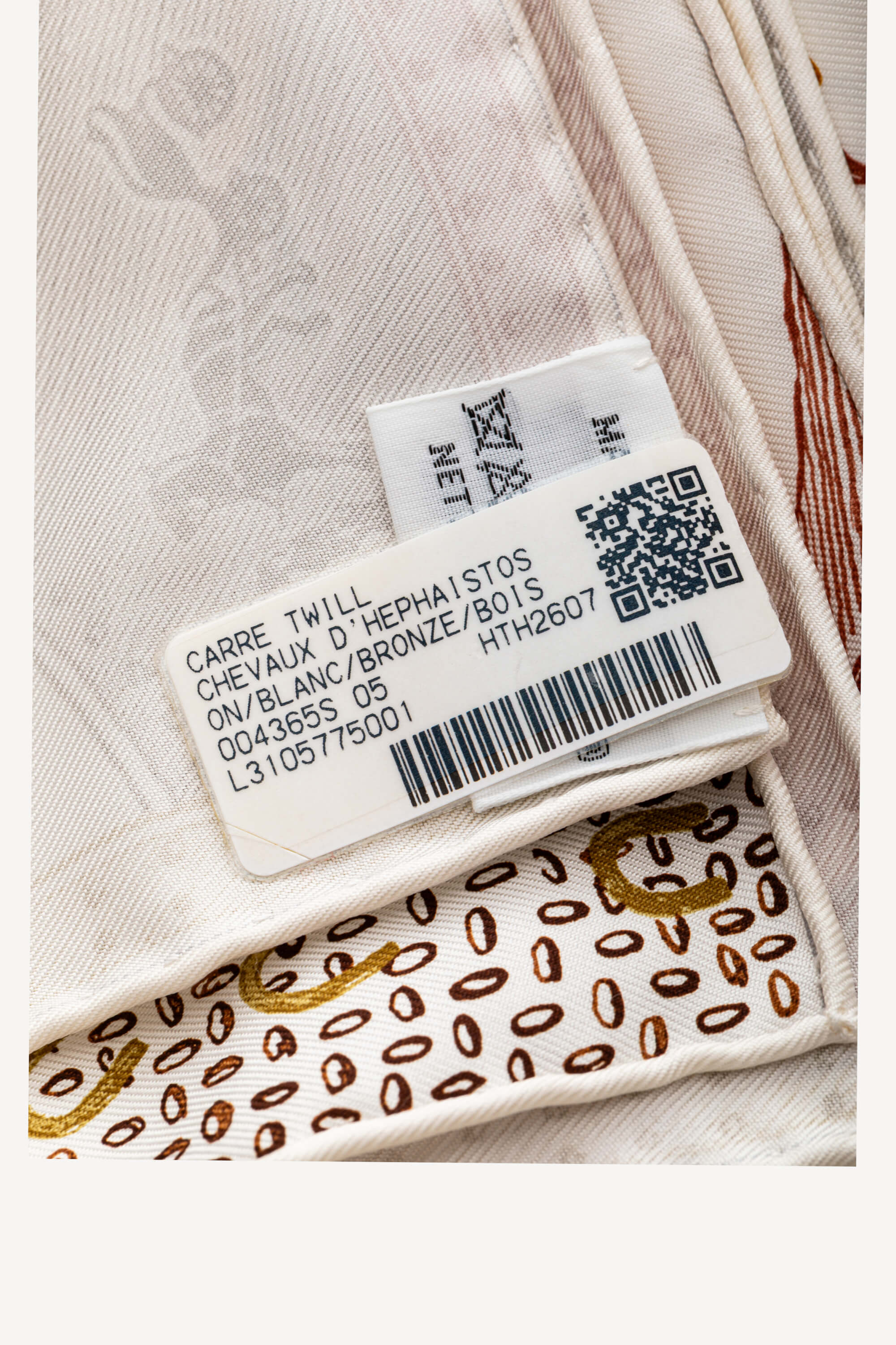 <span style="font-size: 10px;letter-spacing: .15em">HARD TO FIND</span><br> <strong>HERMES</strong><br> <div style="margin-top:10px;font-size:16px">Chevaux d'Hephaistos scarf 90 Blanc Bronze Bois De Rose</div><br> - Image 10