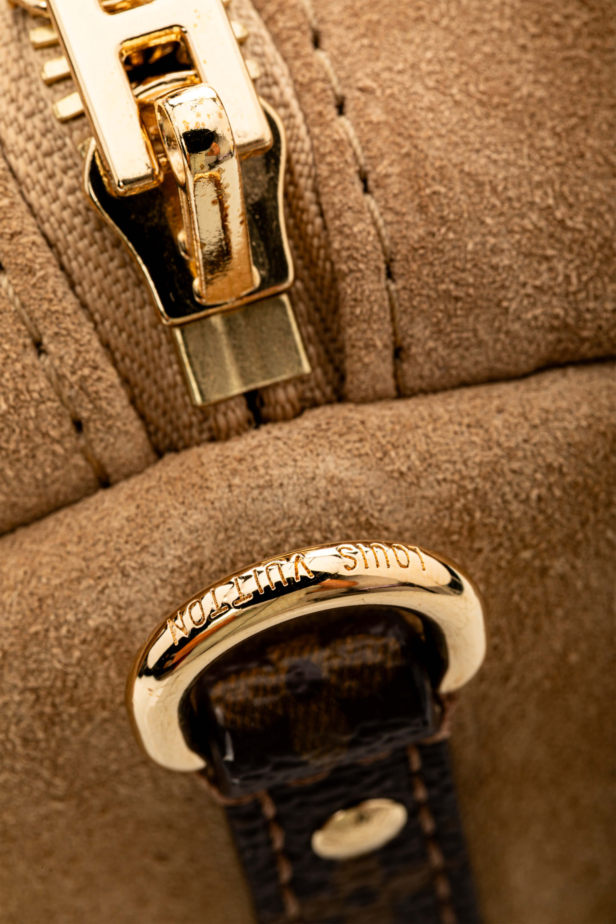 <span style="font-size: 10px;letter-spacing: .15em">NEW COLLECTION</span><br> <strong>LOUIS VUITTON</strong><br> <div style="margin-top:10px;font-size:16px">Express MM Noisette M26358</div><br> - Image 9