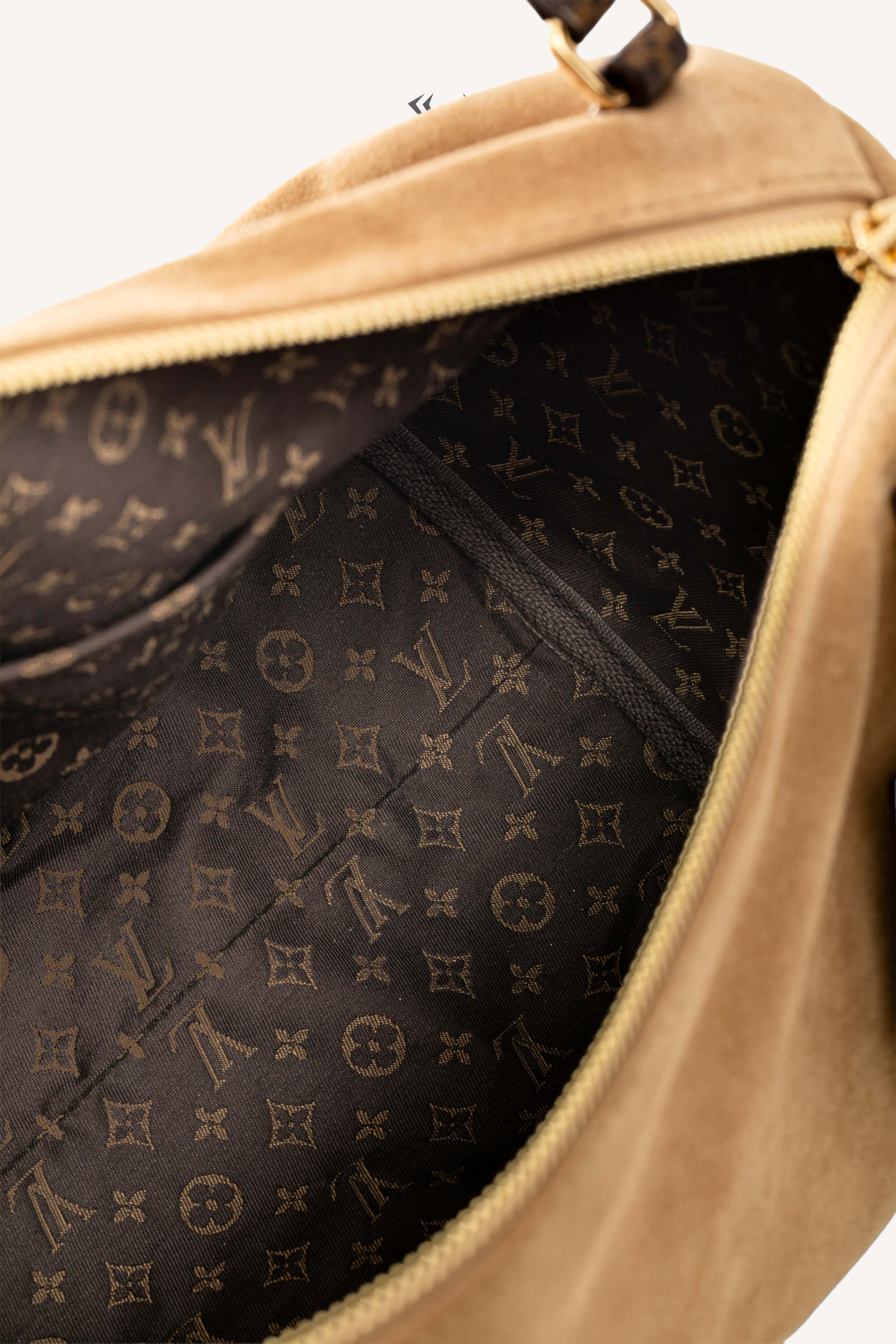 <span style="font-size: 10px;letter-spacing: .15em">NEW COLLECTION</span><br> <strong>LOUIS VUITTON</strong><br> <div style="margin-top:10px;font-size:16px">Express MM Noisette M26358</div><br> - Image 16