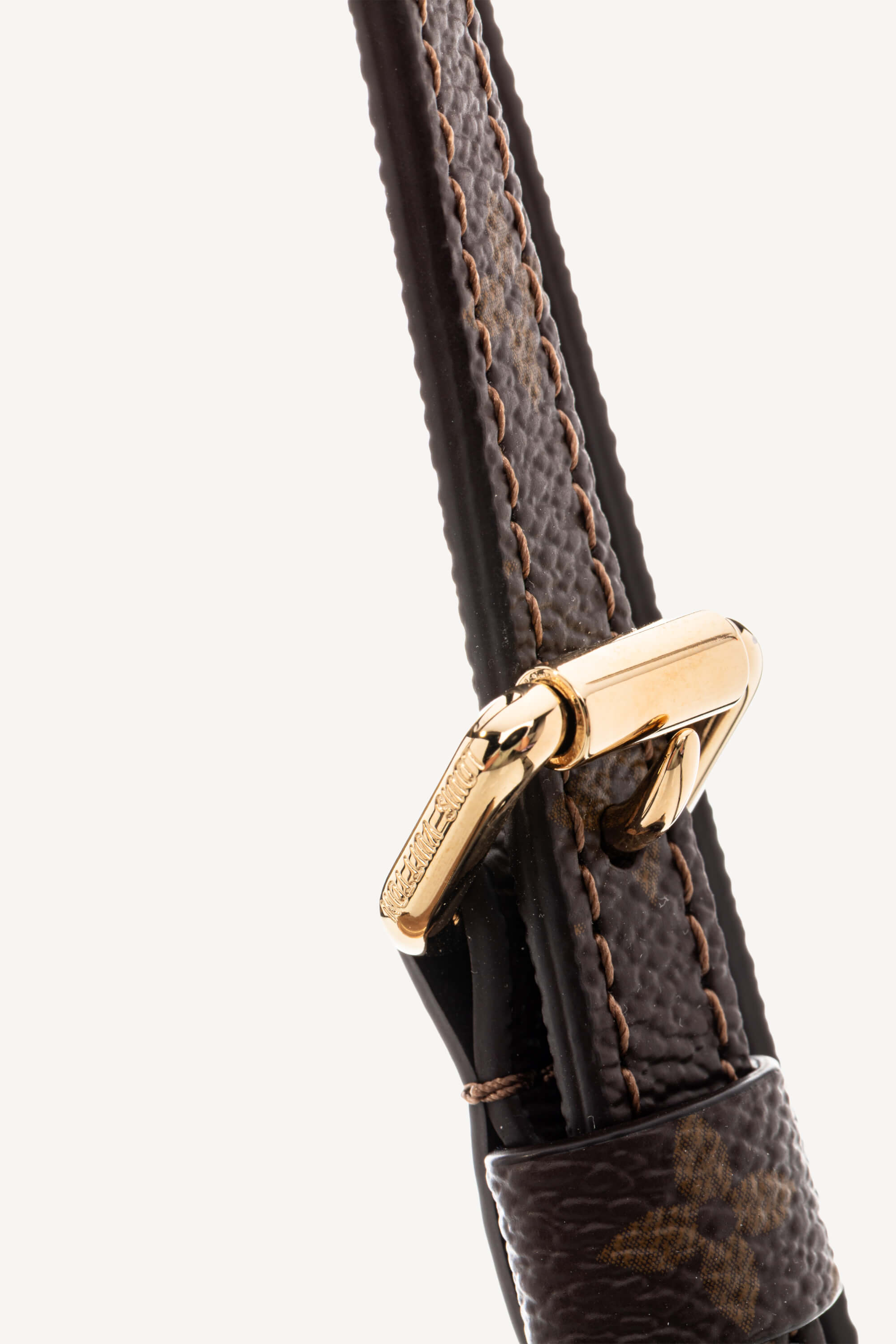 <span style="font-size: 10px;letter-spacing: .15em">NEW COLLECTION</span><br> <strong>LOUIS VUITTON</strong><br> <div style="margin-top:10px;font-size:16px">Express MM Noisette M26358</div><br> - Image 19