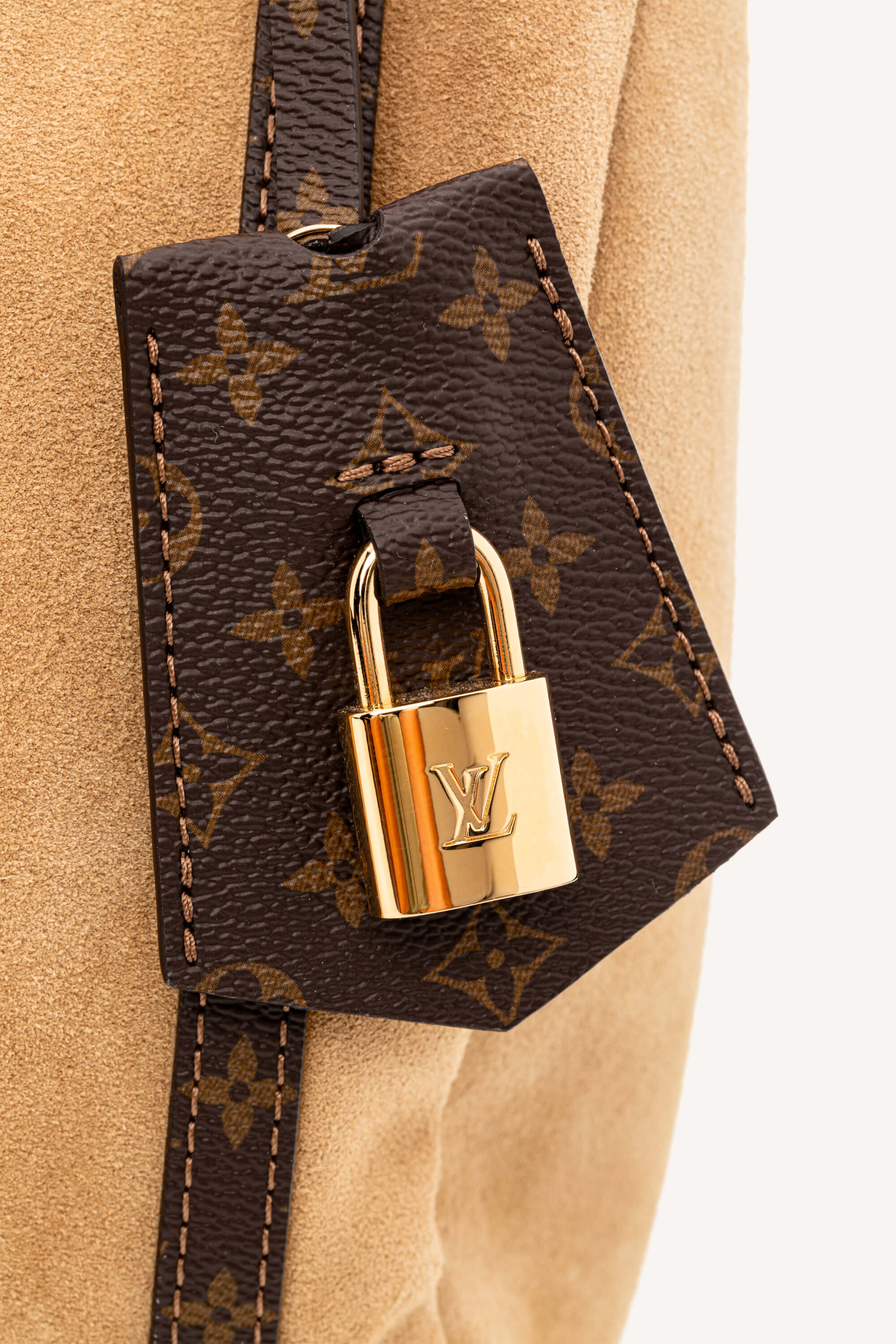 <span style="font-size: 10px;letter-spacing: .15em">NEW COLLECTION</span><br> <strong>LOUIS VUITTON</strong><br> <div style="margin-top:10px;font-size:16px">Express MM Noisette M26358</div><br> - Image 10