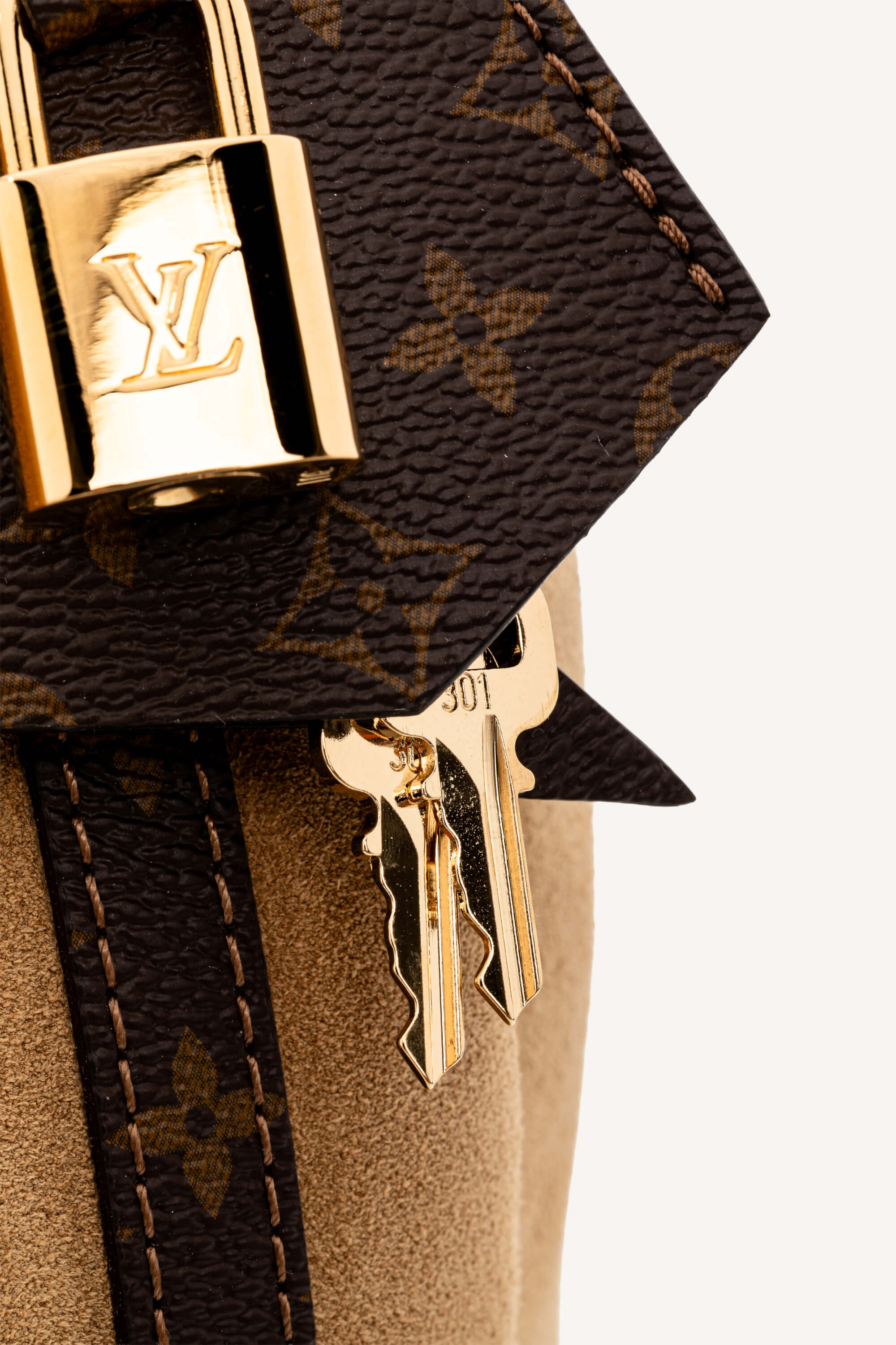 <span style="font-size: 10px;letter-spacing: .15em">NEW COLLECTION</span><br> <strong>LOUIS VUITTON</strong><br> <div style="margin-top:10px;font-size:16px">Express MM Noisette M26358</div><br> - Image 12