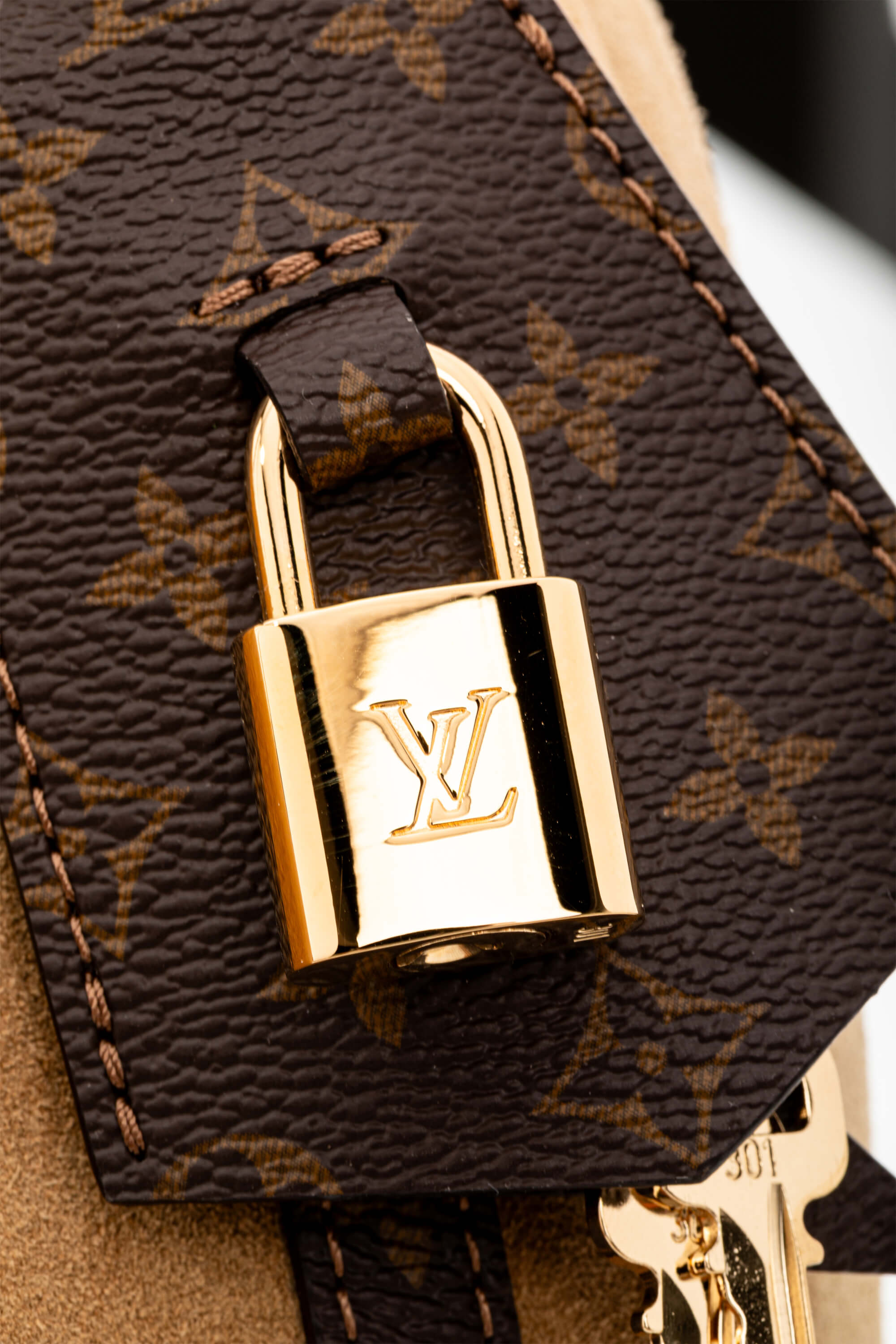 <span style="font-size: 10px;letter-spacing: .15em">NEW COLLECTION</span><br> <strong>LOUIS VUITTON</strong><br> <div style="margin-top:10px;font-size:16px">Express MM Noisette M26358</div><br> - Image 13