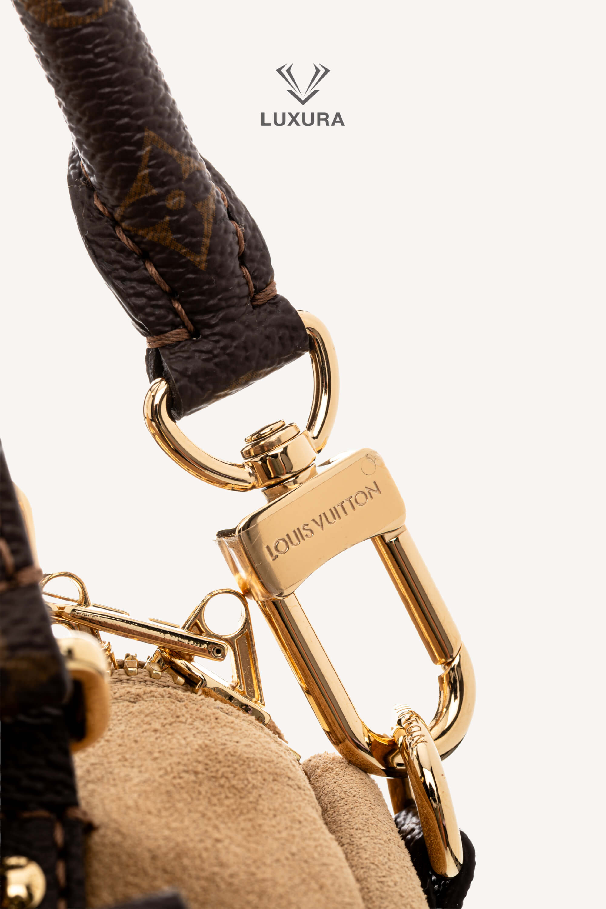 <span style="font-size: 10px;letter-spacing: .15em">NEW COLLECTION</span><br> <strong>LOUIS VUITTON</strong><br> <div style="margin-top:10px;font-size:16px">Express MM Noisette M26358</div><br> - Image 14