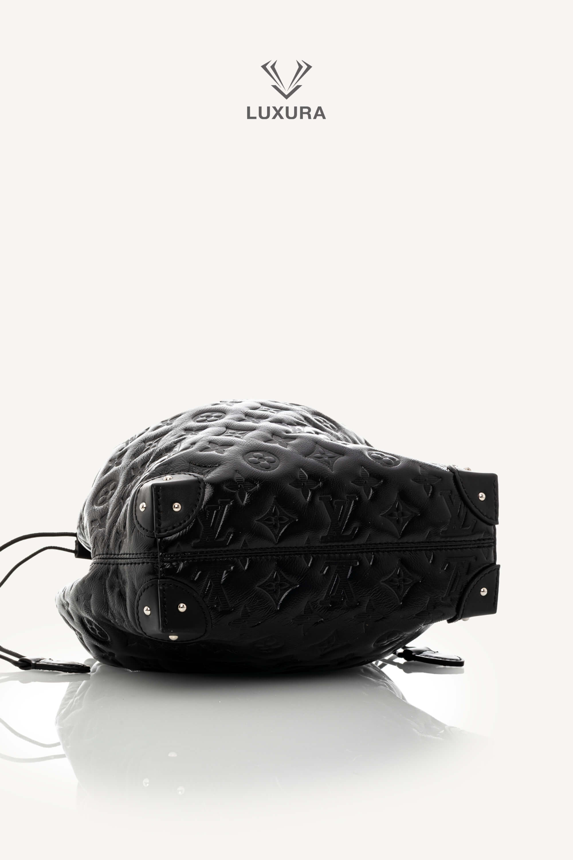 <span style="font-size: 10px;letter-spacing: .15em">HARD TO FIND</span><br> <strong>LOUIS VUITTON</strong><br> <div style="margin-top:10px;font-size:16px">Noe Trunk PM Coussin M13484 - Discontinued Product</div><br> - Image 21