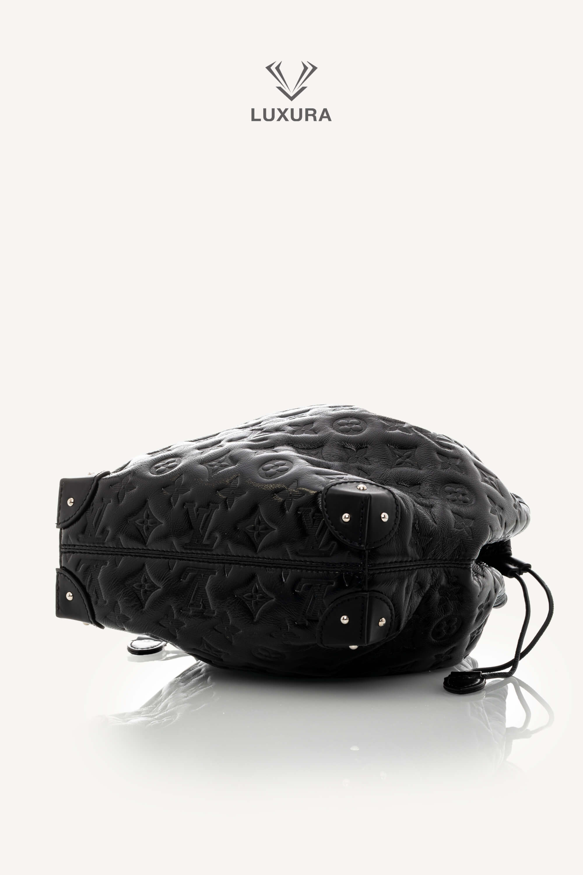 <span style="font-size: 10px;letter-spacing: .15em">HARD TO FIND</span><br> <strong>LOUIS VUITTON</strong><br> <div style="margin-top:10px;font-size:16px">Noe Trunk PM Coussin M13484 - Discontinued Product</div><br> - Image 19