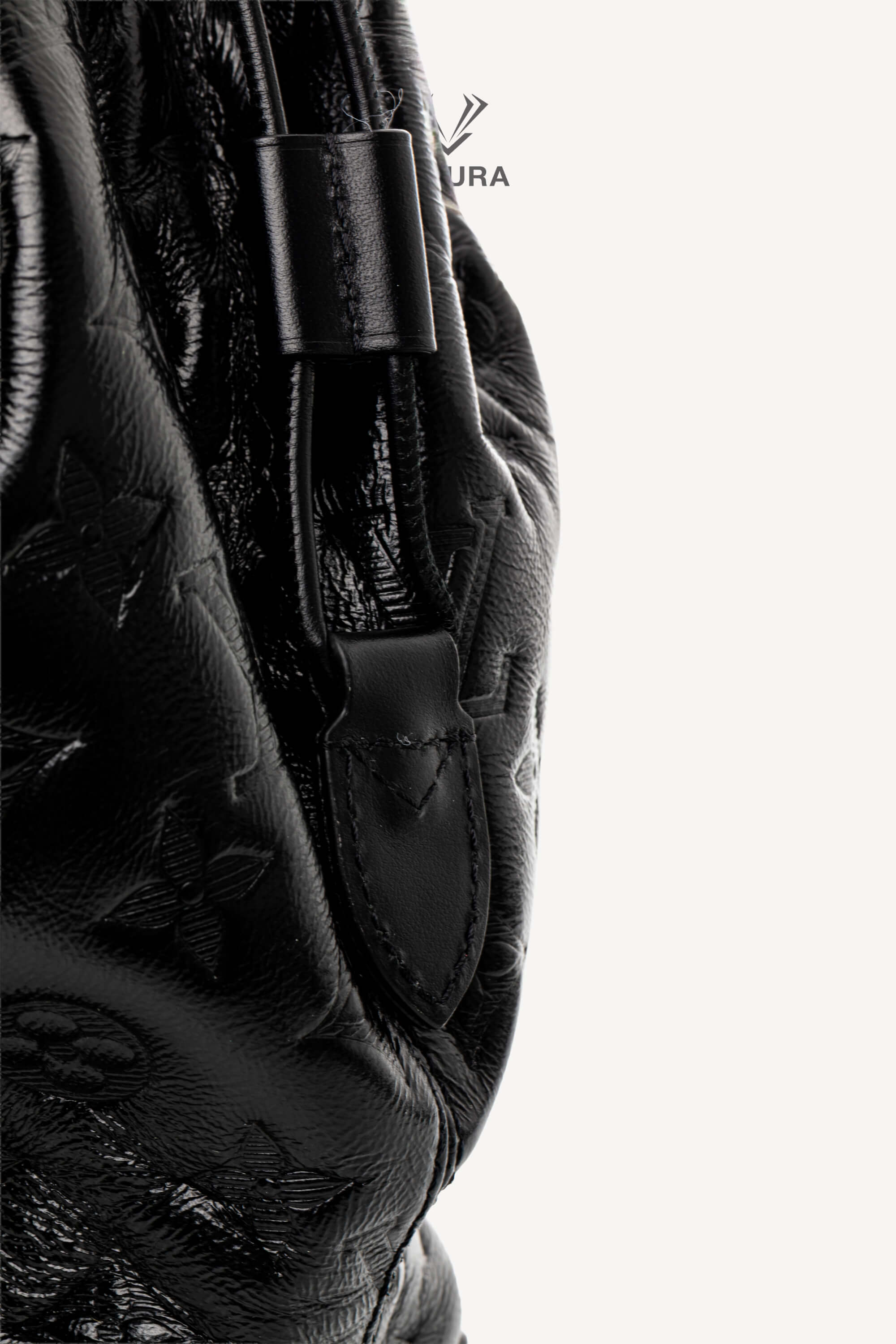 <span style="font-size: 10px;letter-spacing: .15em">HARD TO FIND</span><br> <strong>LOUIS VUITTON</strong><br> <div style="margin-top:10px;font-size:16px">Noe Trunk PM Coussin M13484 - Discontinued Product</div><br> - Image 16