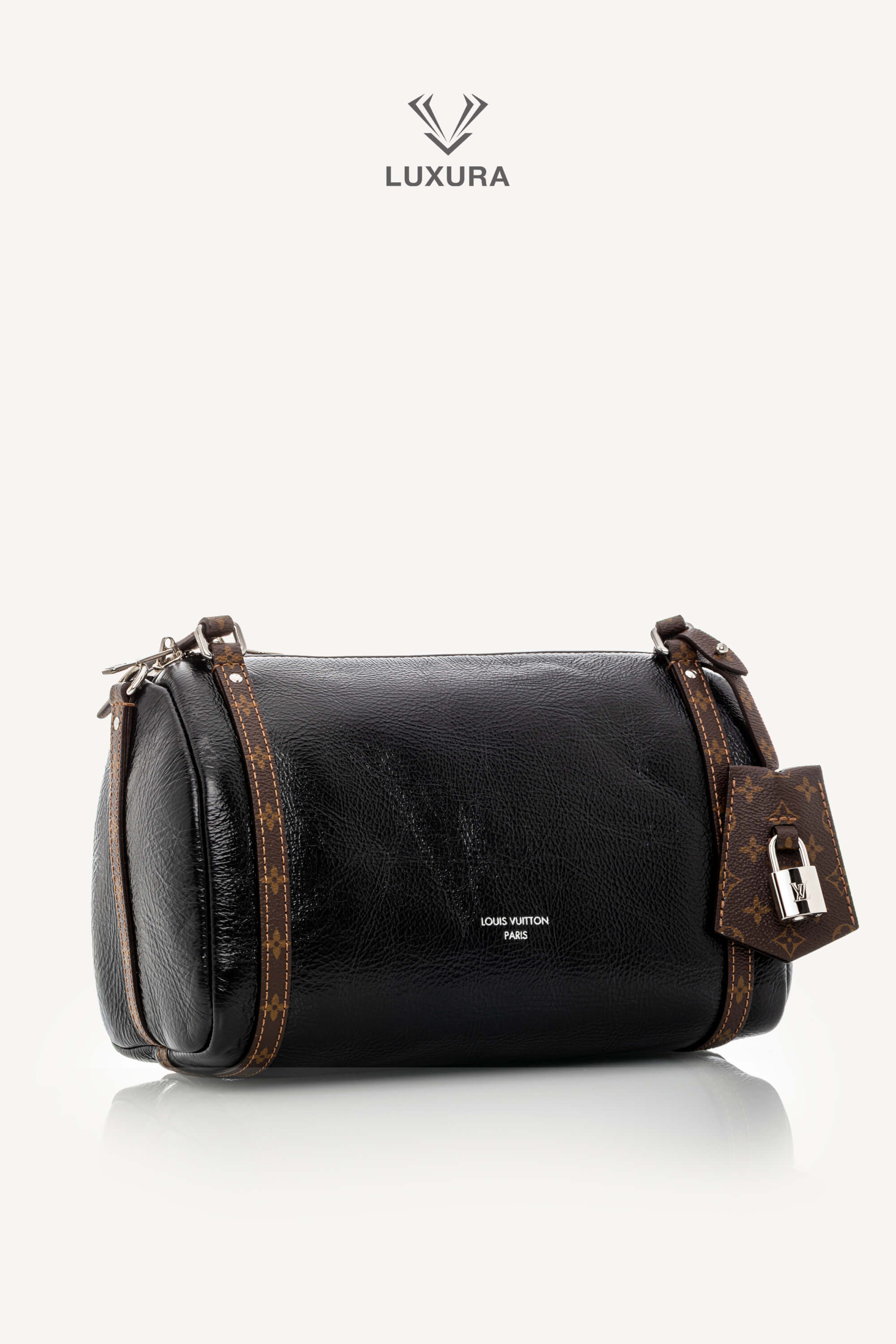 <span style="font-size: 10px;letter-spacing: .15em">HARD TO FIND</span><br> <strong>LOUIS VUITTON</strong><br> <div style="margin-top:10px;font-size:16px">PM Express Bag Saga Noir M27920 - Fashion Shows</div><br> - Image 3