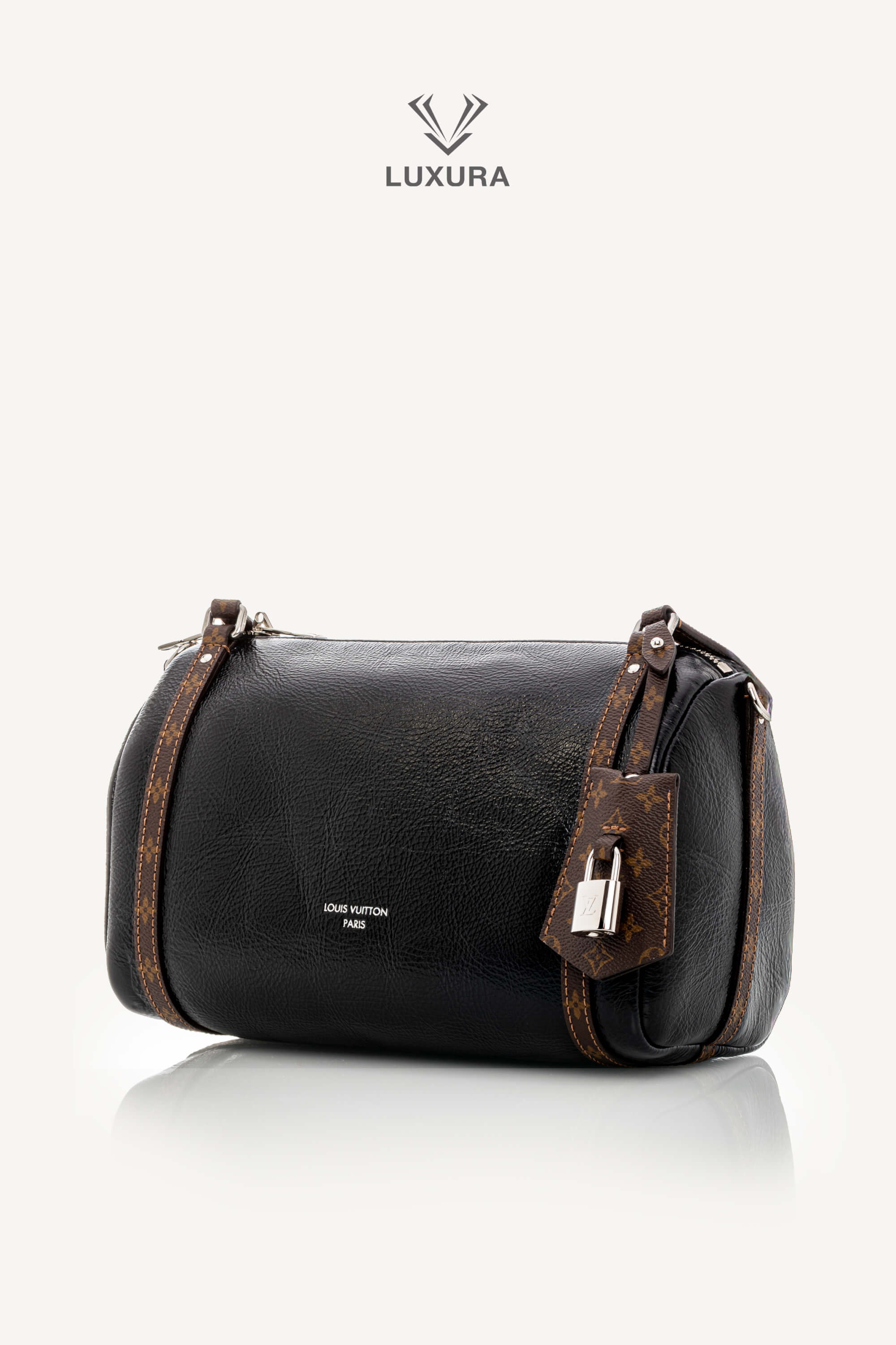 <span style="font-size: 10px;letter-spacing: .15em">HARD TO FIND</span><br> <strong>LOUIS VUITTON</strong><br> <div style="margin-top:10px;font-size:16px">PM Express Bag Saga Noir M27920 - Fashion Shows</div><br> - Image 8